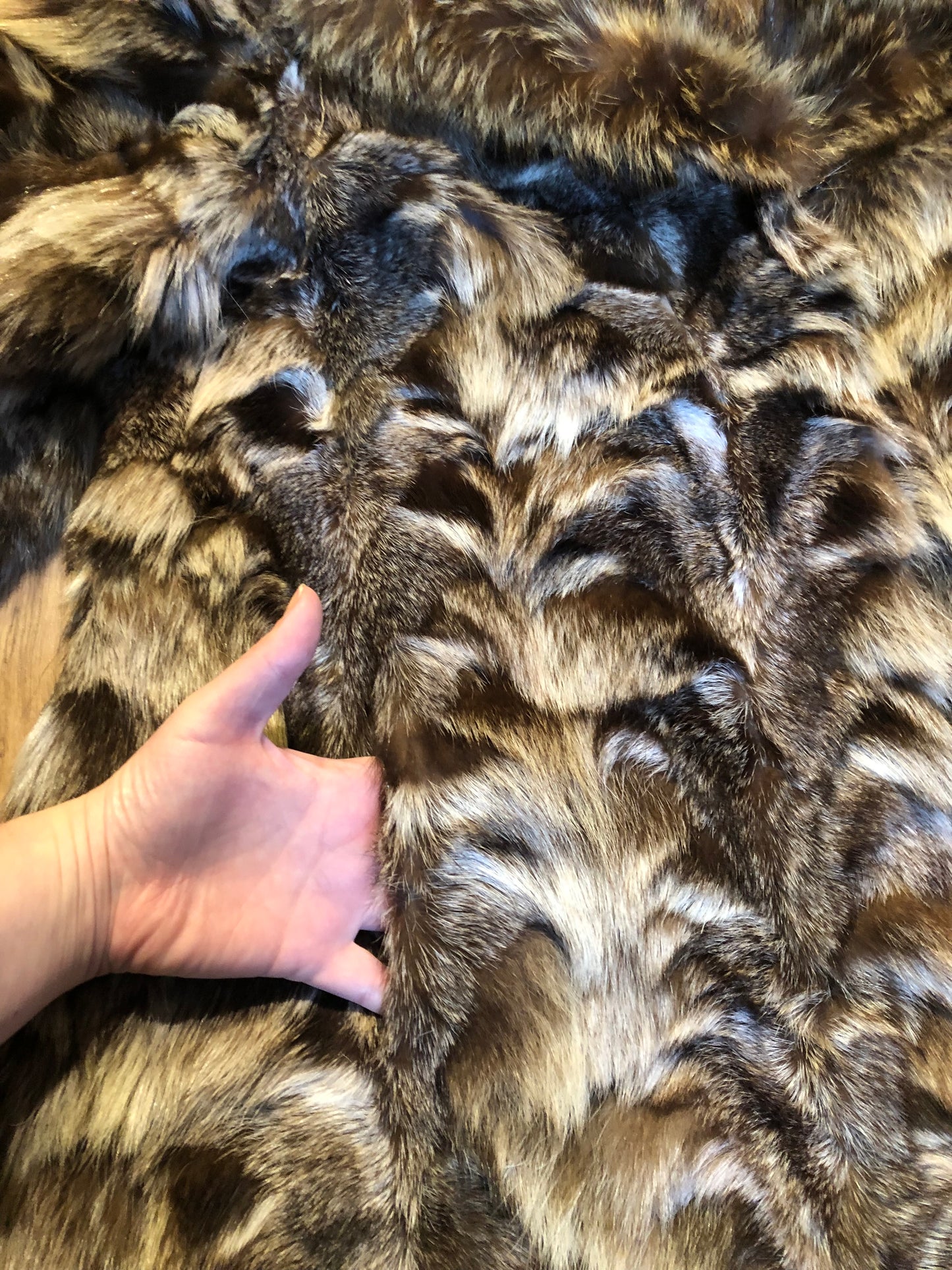 Kingspier Vintage - Vintage fur coat with hook and eye clasps, pockets and satin lining,
No labels.