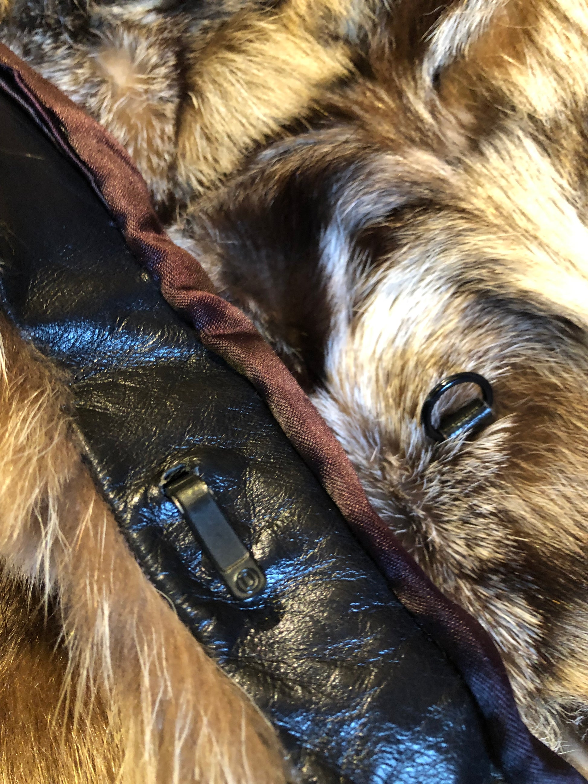 Kingspier Vintage - Vintage fur coat with hook and eye clasps, pockets and satin lining,
No labels.