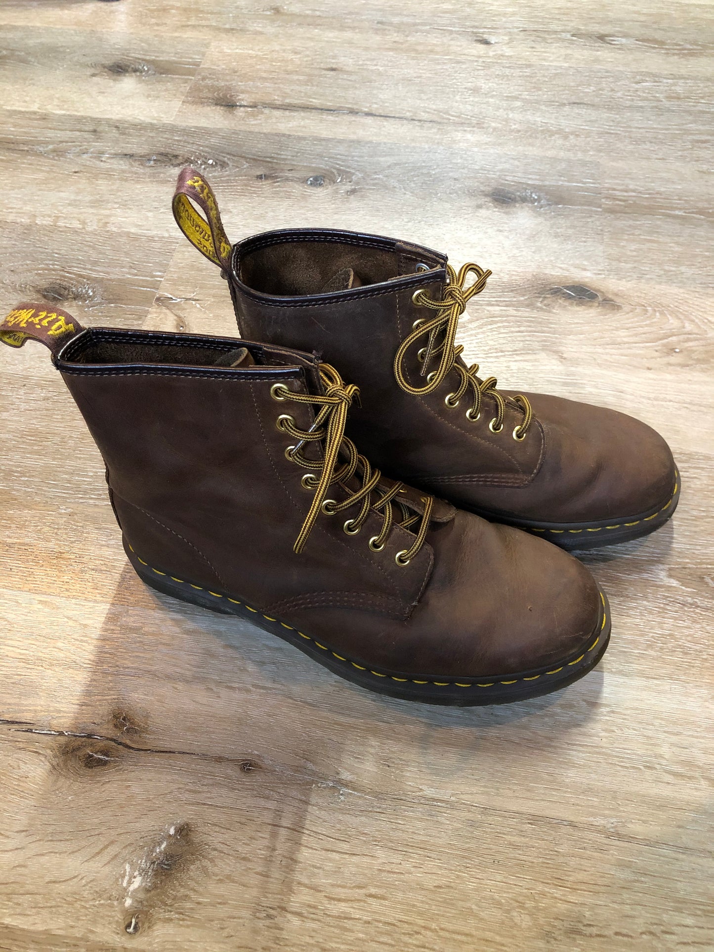 Kingspier Vintage - Doc Martens 1460 Original 8 eyelet boot in brown nubuck with smooth leather upper and iconic airwair sole.
Size 10 men’s
