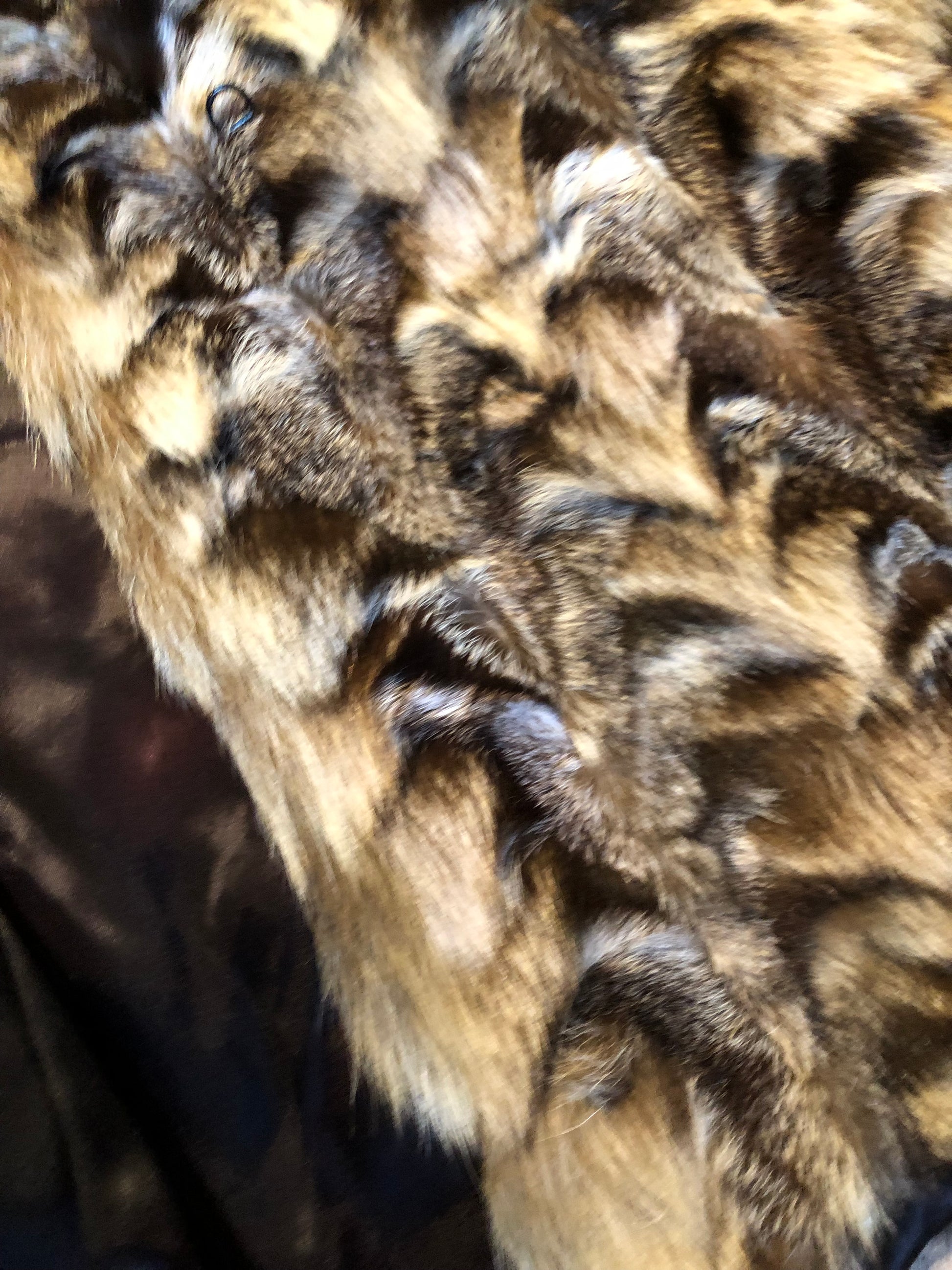 Kingspier Vintage - Vintage fur coat with hook and eye clasps, pockets and satin lining,
No labels.