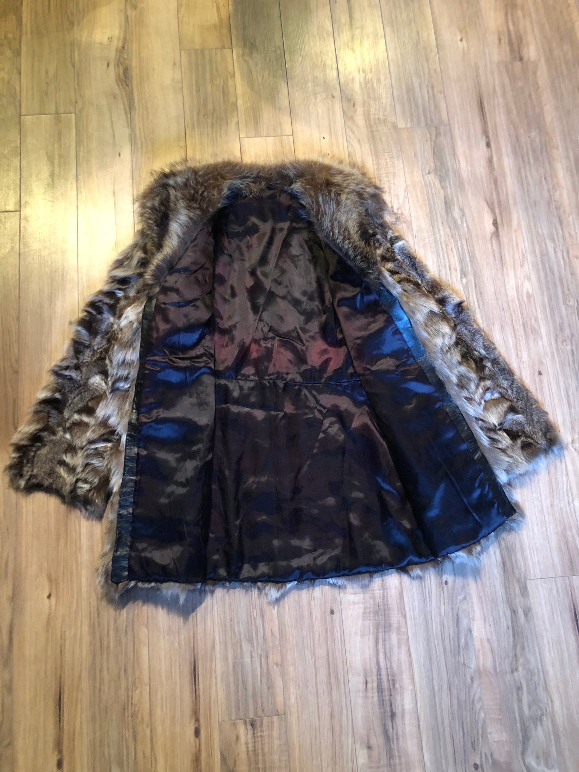 Kingspier Vintage - Vintage fur coat with hook and eye clasps, pockets and satin lining,
No labels.