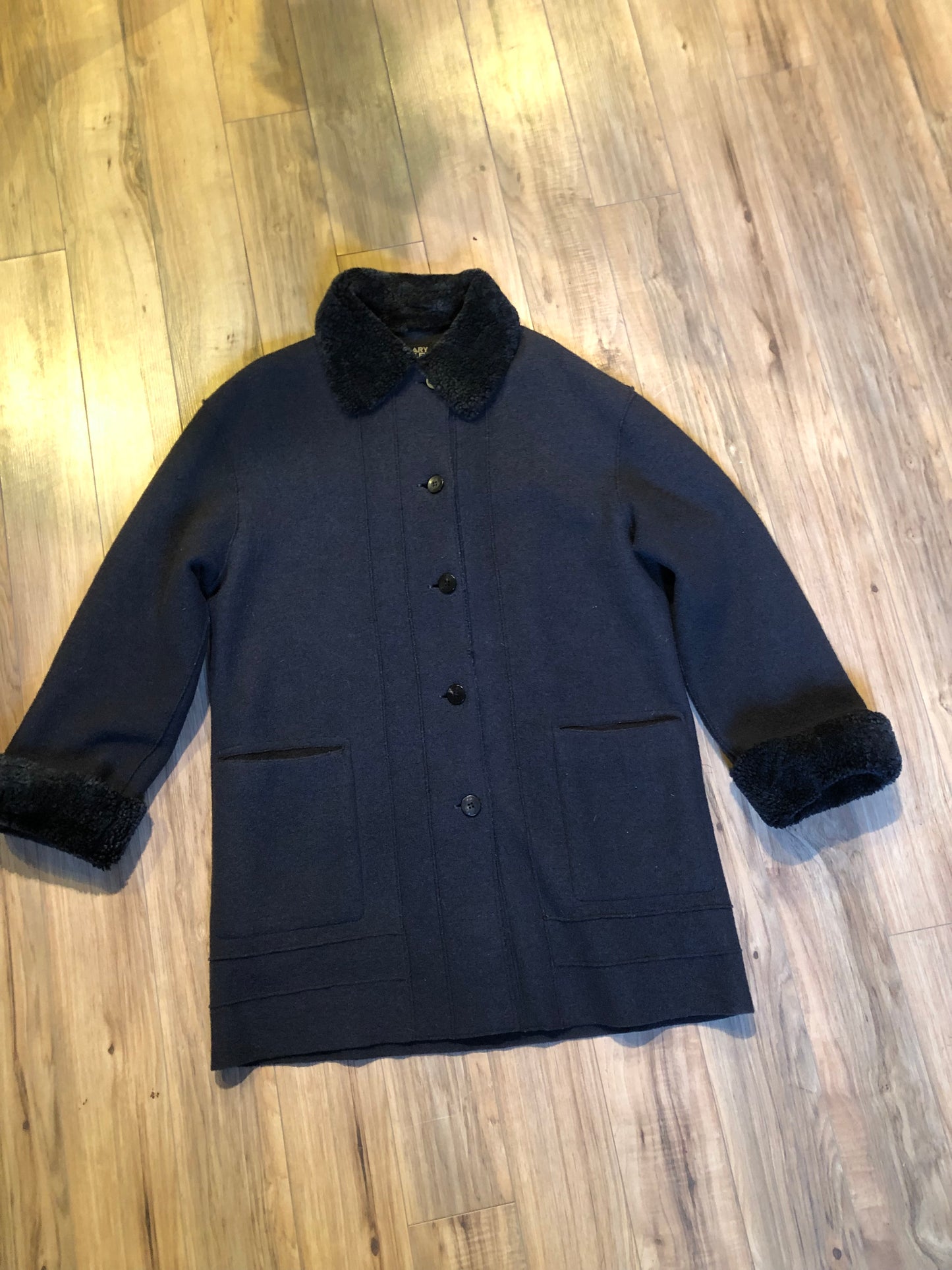 Kingspier Vintage - Vintage Hilary Radley 100% wool coat with shearling trim collar and cuffs, button closures and patch pockets.
Made in Canada.
Size 6.