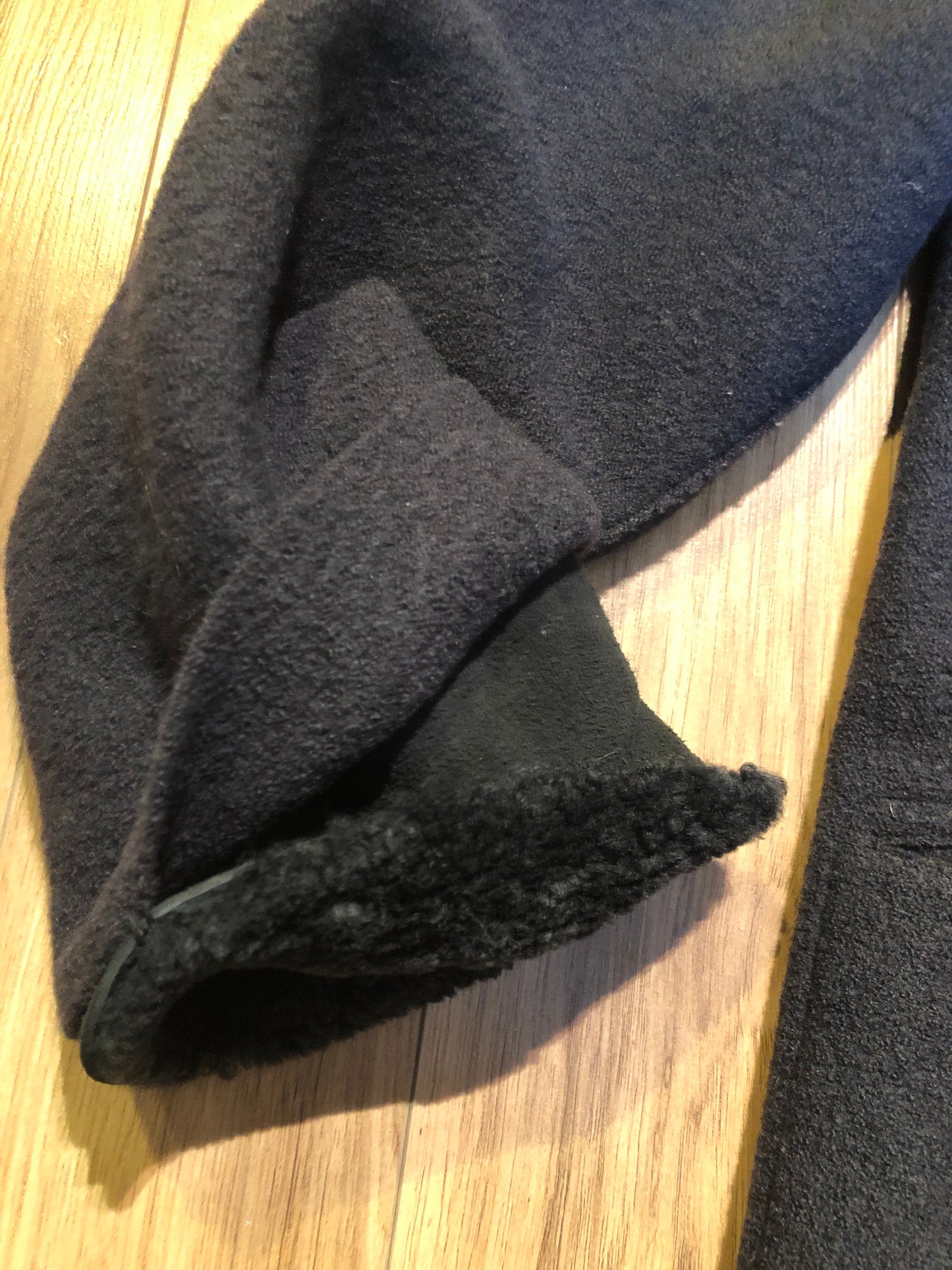 Kingspier Vintage - Vintage Hilary Radley 100% wool coat with shearling trim collar and cuffs, button closures and patch pockets.
Made in Canada.
Size 6.
