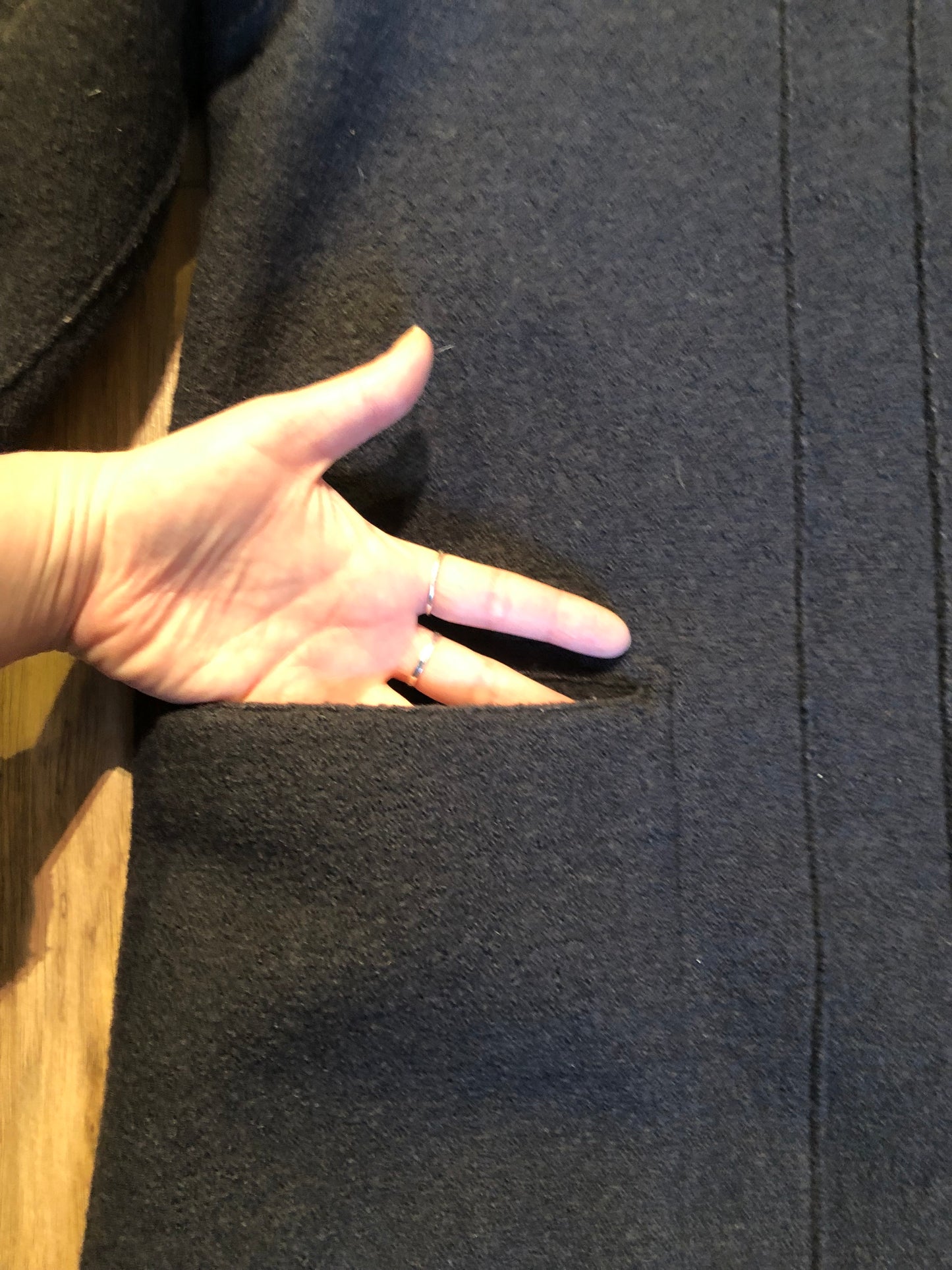 Kingspier Vintage - Vintage Hilary Radley 100% wool coat with shearling trim collar and cuffs, button closures and patch pockets.
Made in Canada.
Size 6.