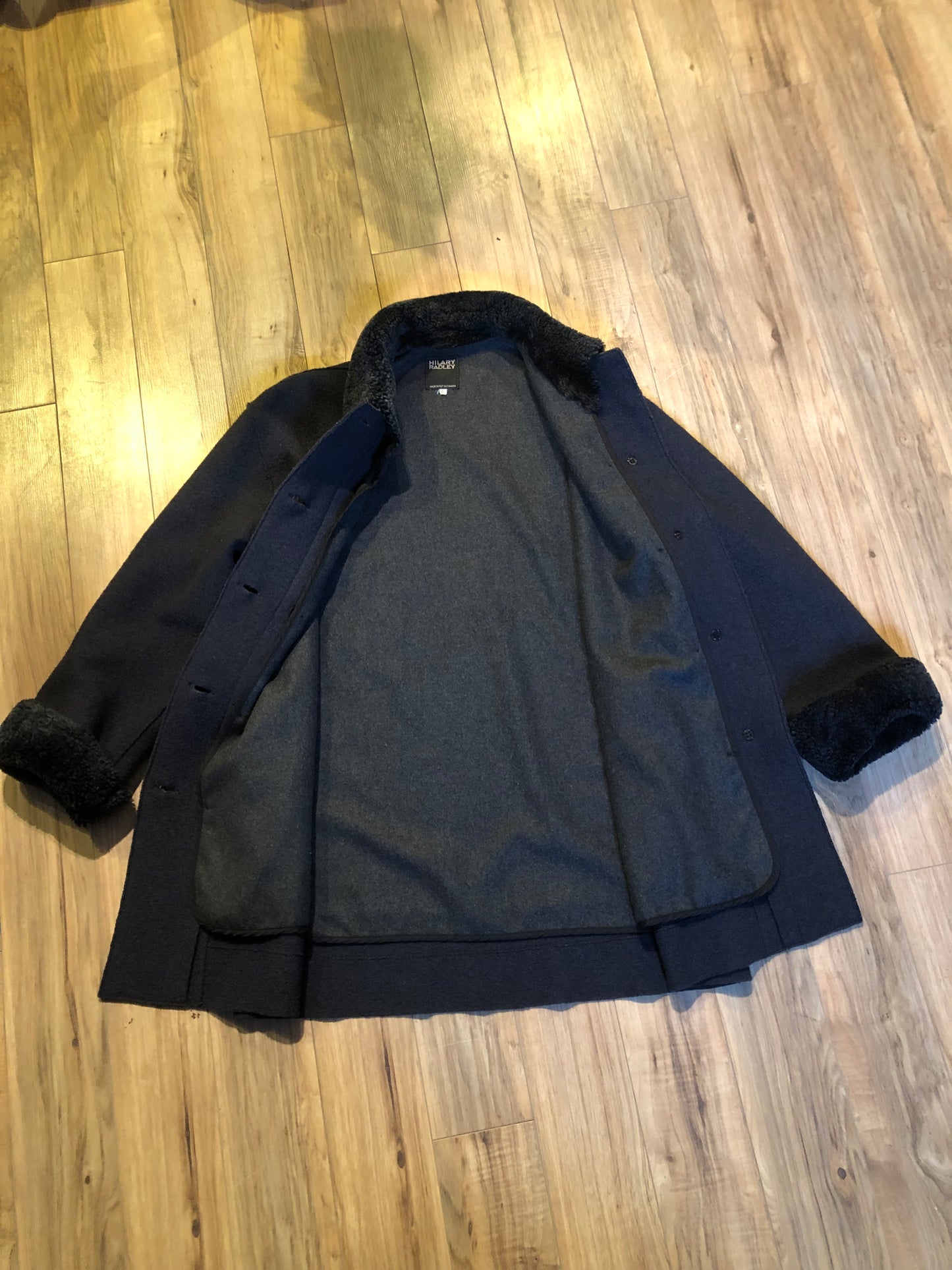 Kingspier Vintage - Vintage Hilary Radley 100% wool coat with shearling trim collar and cuffs, button closures and patch pockets.
Made in Canada.
Size 6.
