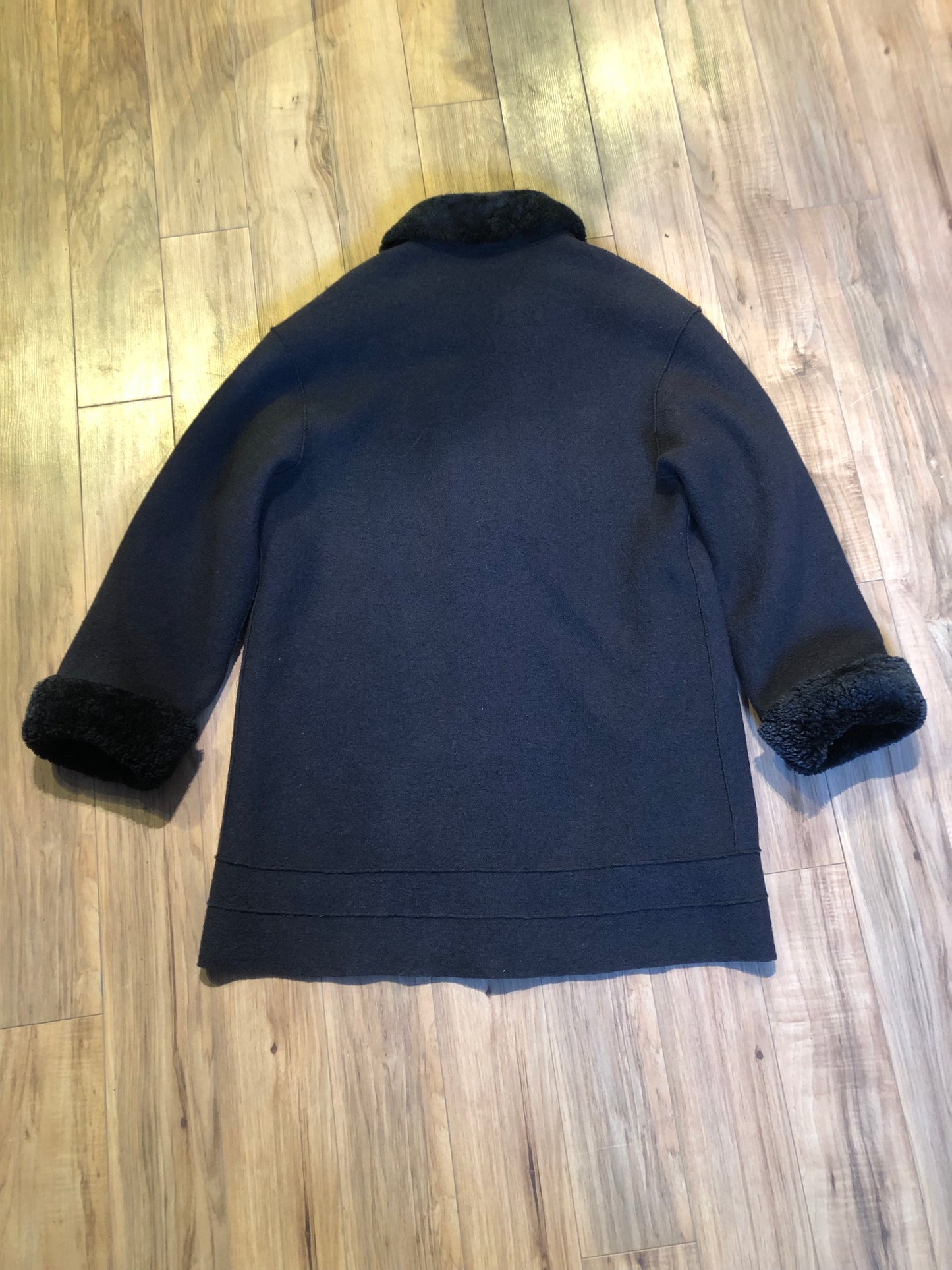 Kingspier Vintage - Vintage Hilary Radley 100% wool coat with shearling trim collar and cuffs, button closures and patch pockets.
Made in Canada.
Size 6.