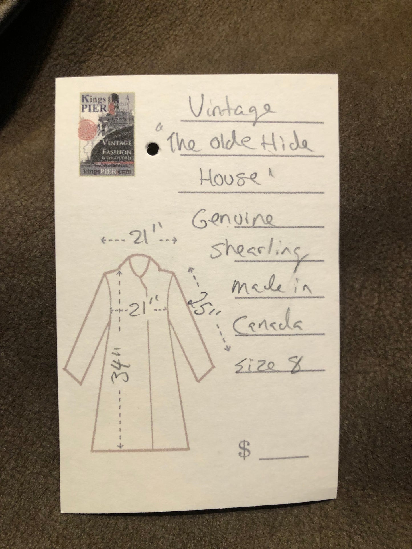 Kingspier Vintage - Vintage “The Olde Hide House” lambskin shearling coat with shawl collar, button closures and two front pockets.
Made in Canada.
Size 8,