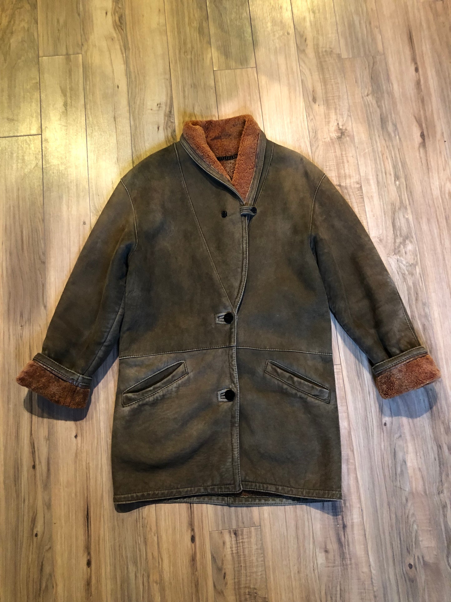 Kingspier Vintage - Vintage “The Olde Hide House” lambskin shearling coat with shawl collar, button closures and two front pockets.
Made in Canada.
Size 8,