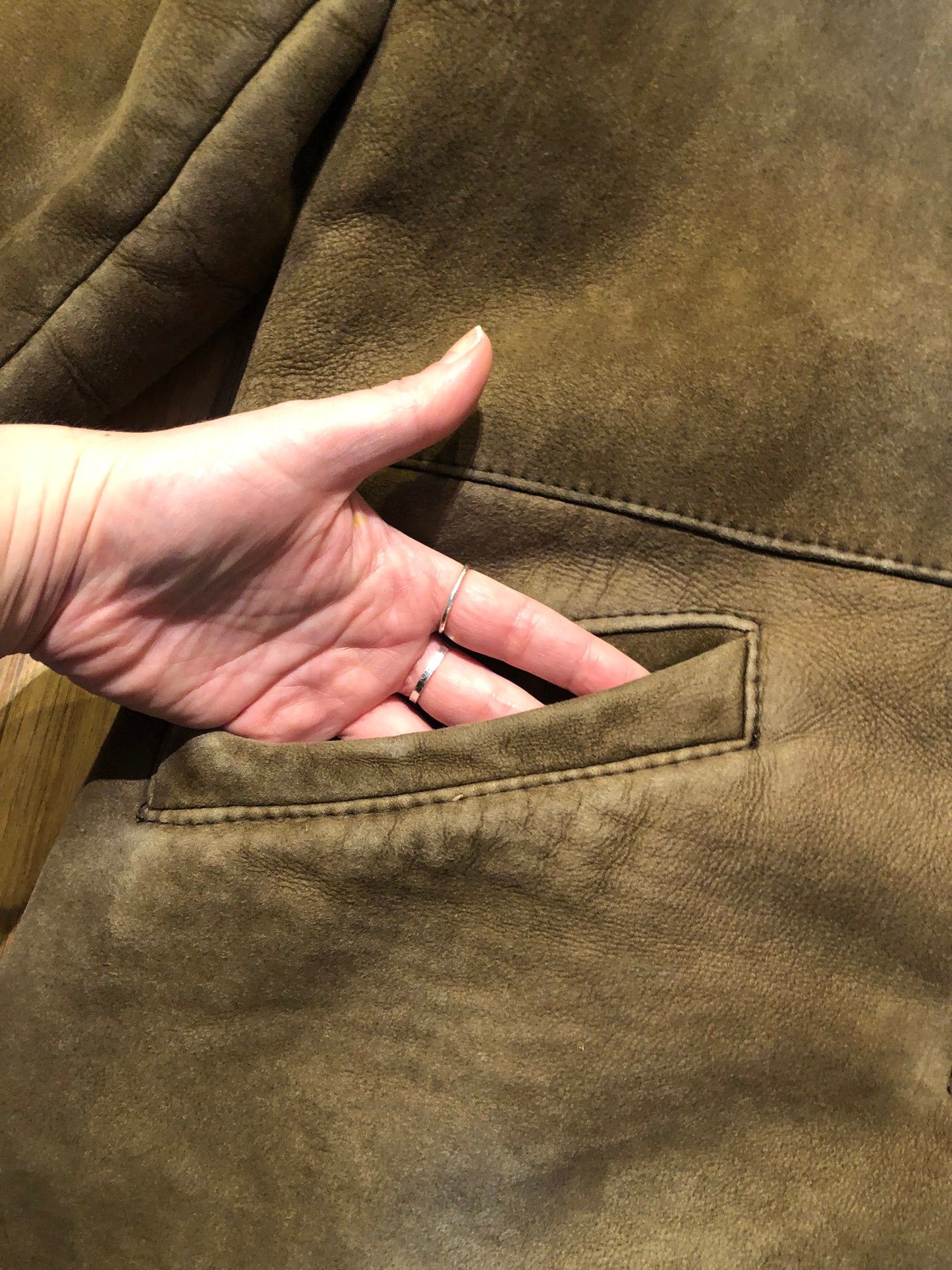 Kingspier Vintage - Vintage “The Olde Hide House” lambskin shearling coat with shawl collar, button closures and two front pockets.
Made in Canada.
Size 8,