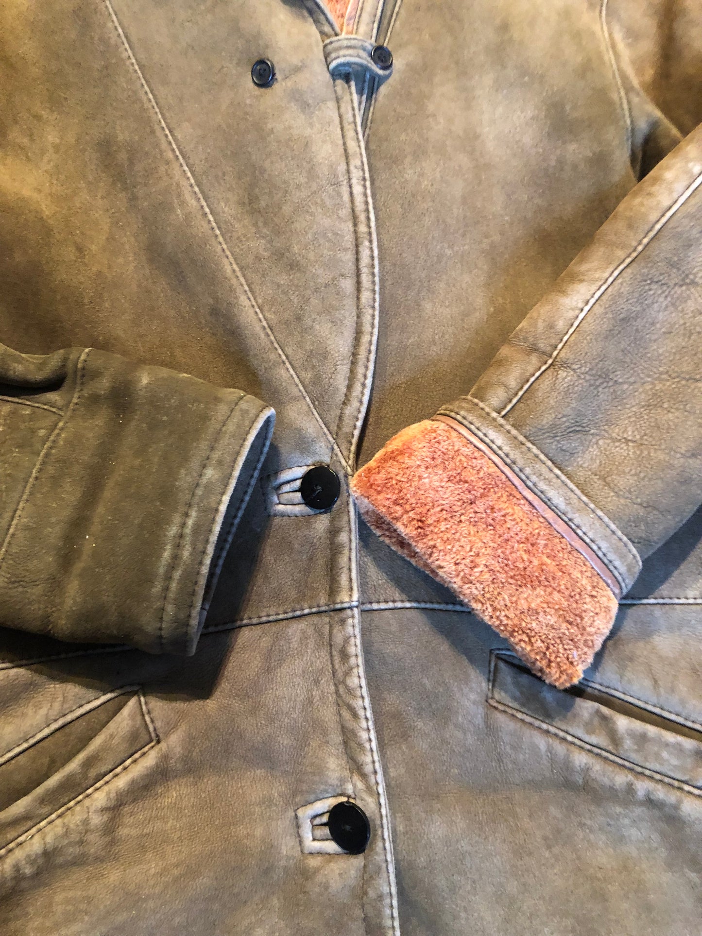 Kingspier Vintage - Vintage “The Olde Hide House” lambskin shearling coat with shawl collar, button closures and two front pockets.
Made in Canada.
Size 8,