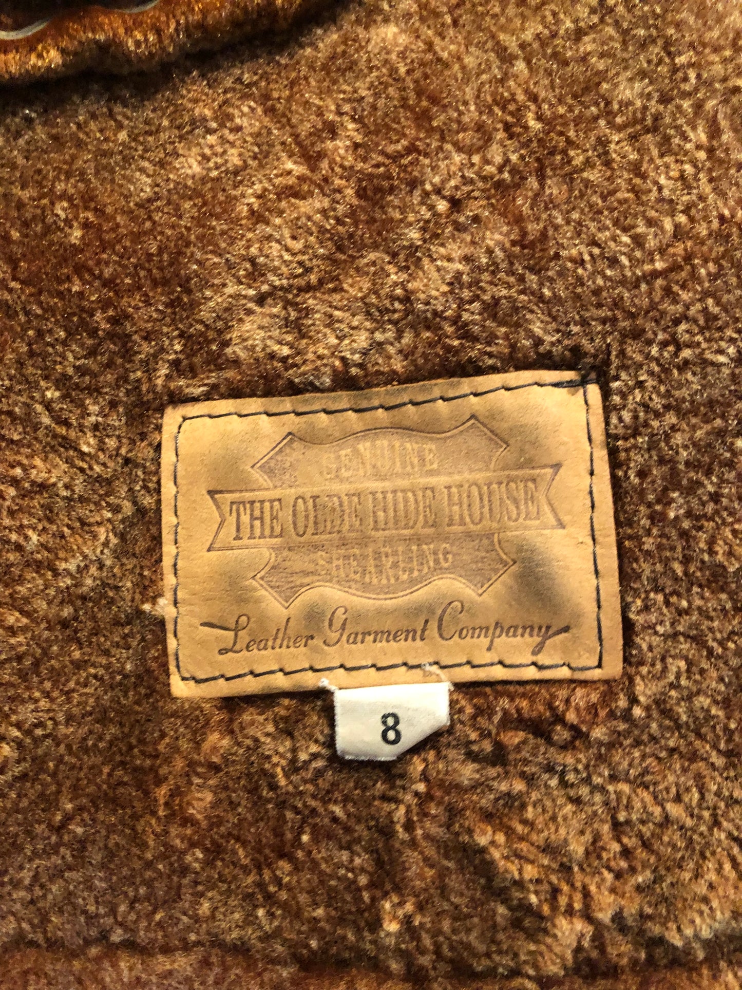 Kingspier Vintage - Vintage “The Olde Hide House” lambskin shearling coat with shawl collar, button closures and two front pockets.
Made in Canada.
Size 8,