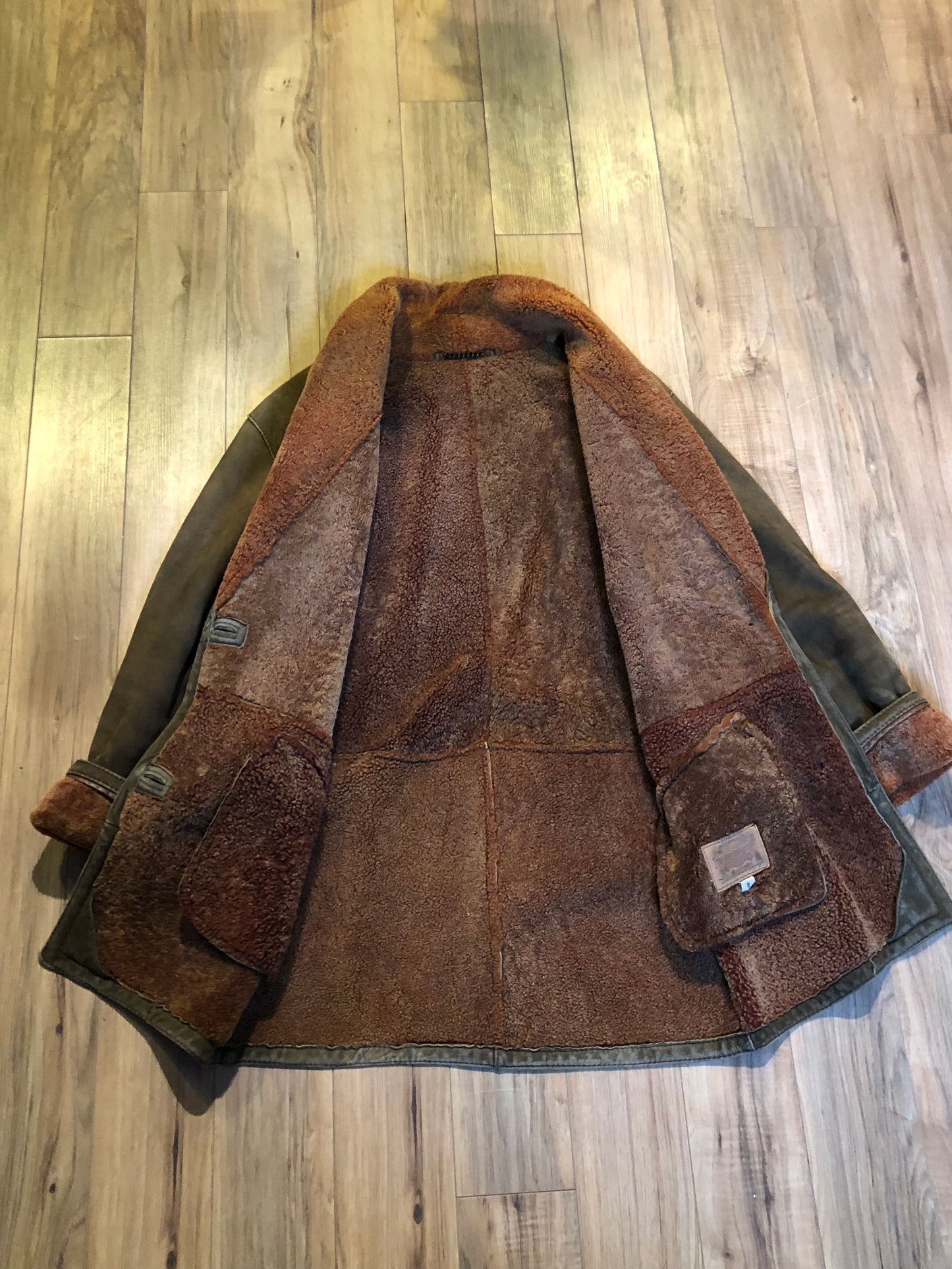 Kingspier Vintage - Vintage “The Olde Hide House” lambskin shearling coat with shawl collar, button closures and two front pockets.
Made in Canada.
Size 8,