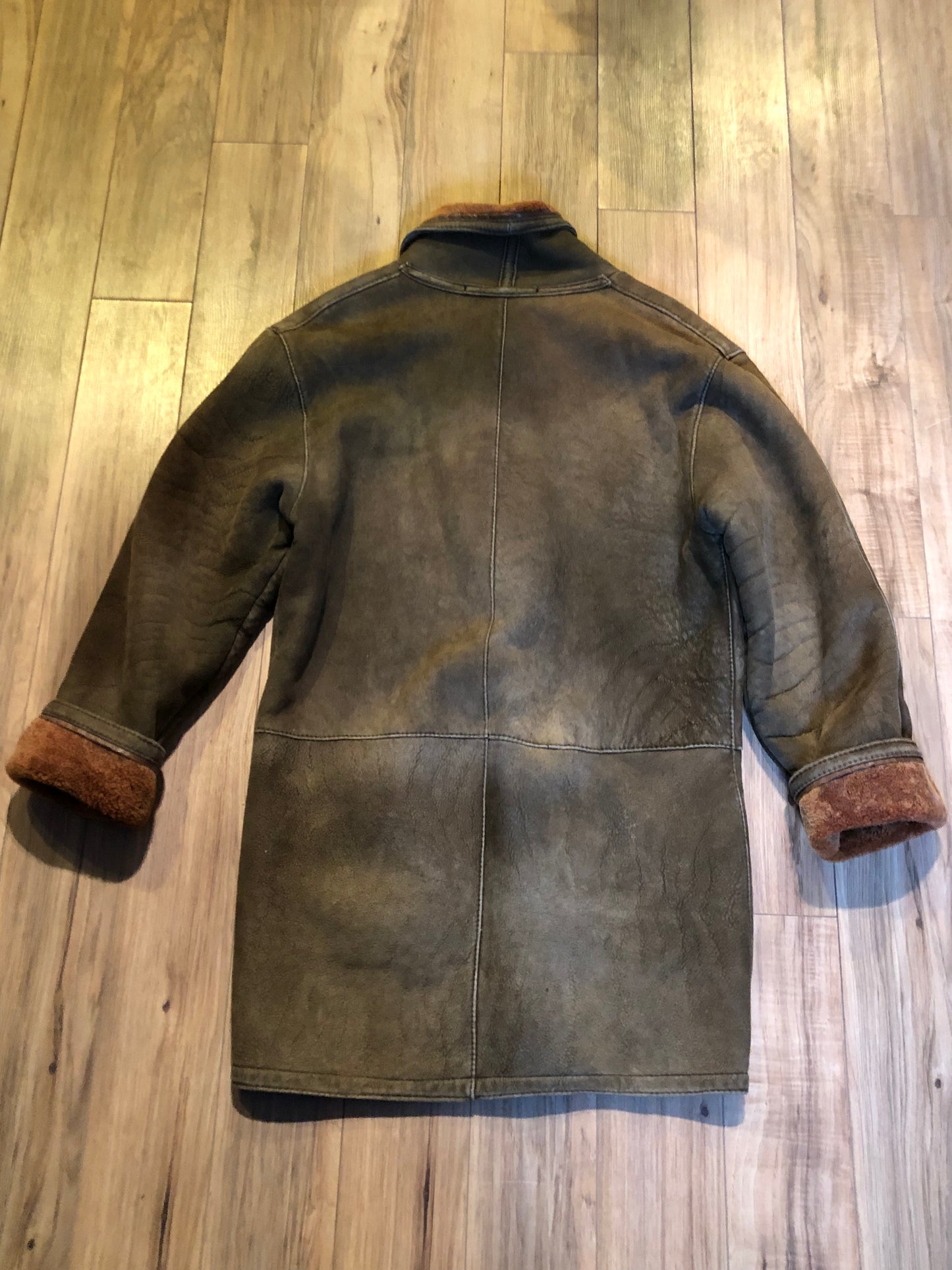 Kingspier Vintage - Vintage “The Olde Hide House” lambskin shearling coat with shawl collar, button closures and two front pockets.
Made in Canada.
Size 8,