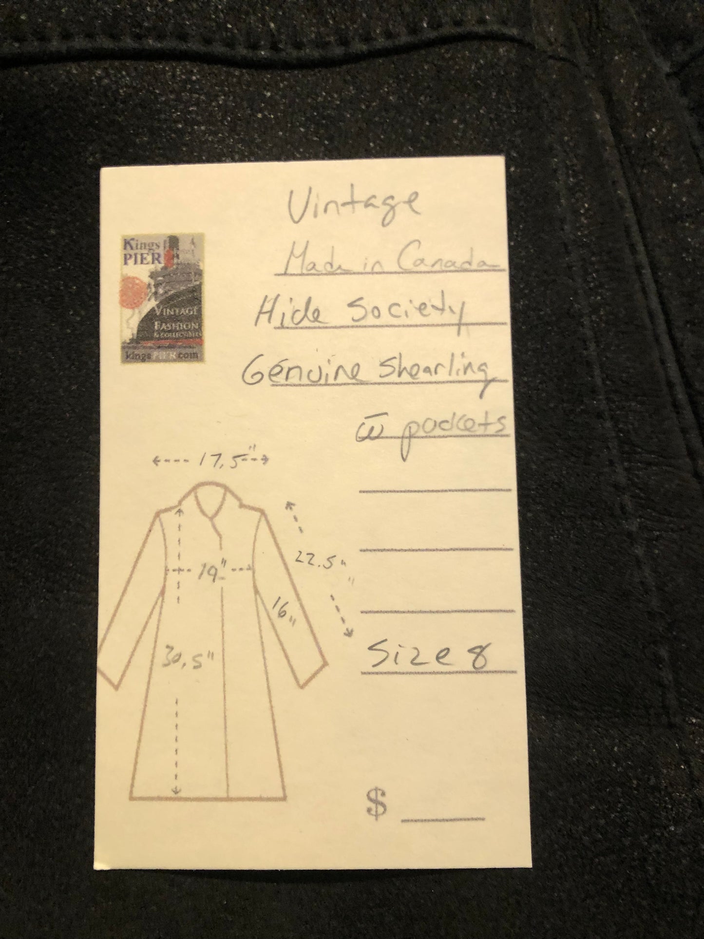 Kingspier Vintage - Hide Society black shearling coat with button closures and pockets.
Made in Canada
Size 8.