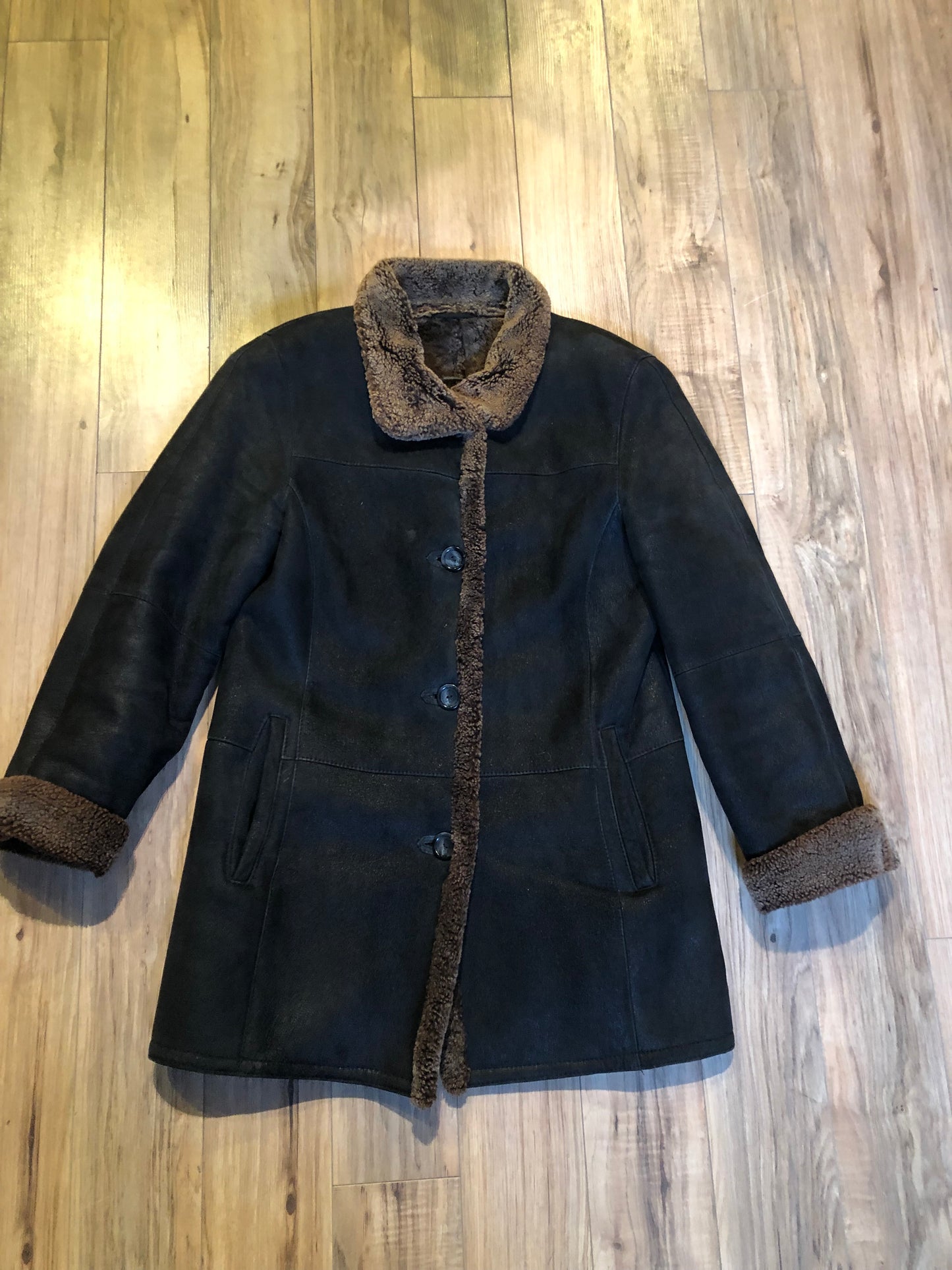 Kingspier Vintage - Hide Society black shearling coat with button closures and pockets.
Made in Canada
Size 8.