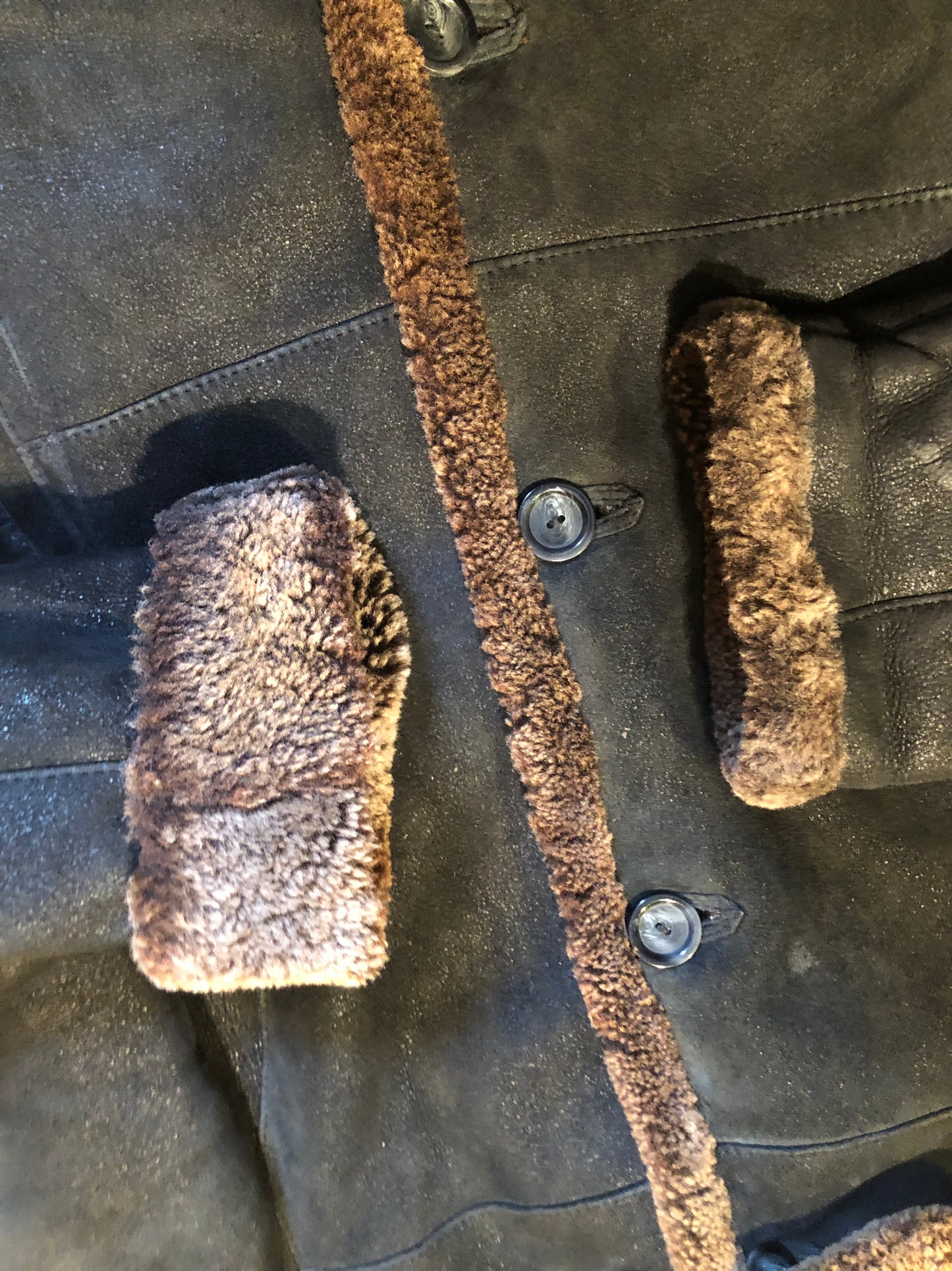 Kingspier Vintage - Hide Society black shearling coat with button closures and pockets.
Made in Canada
Size 8.