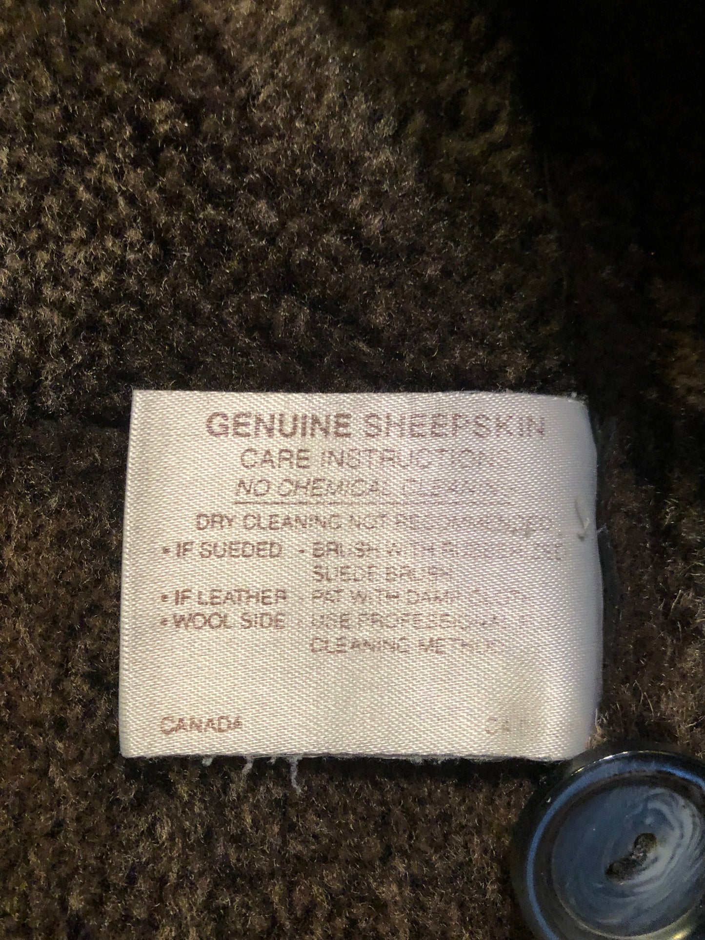 Kingspier Vintage - Hide Society black shearling coat with button closures and pockets.
Made in Canada
Size 8.