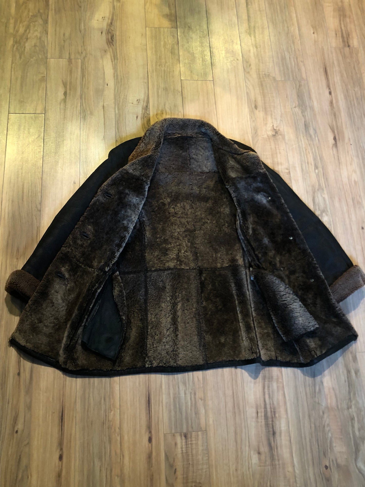 Kingspier Vintage - Hide Society black shearling coat with button closures and pockets.
Made in Canada
Size 8.