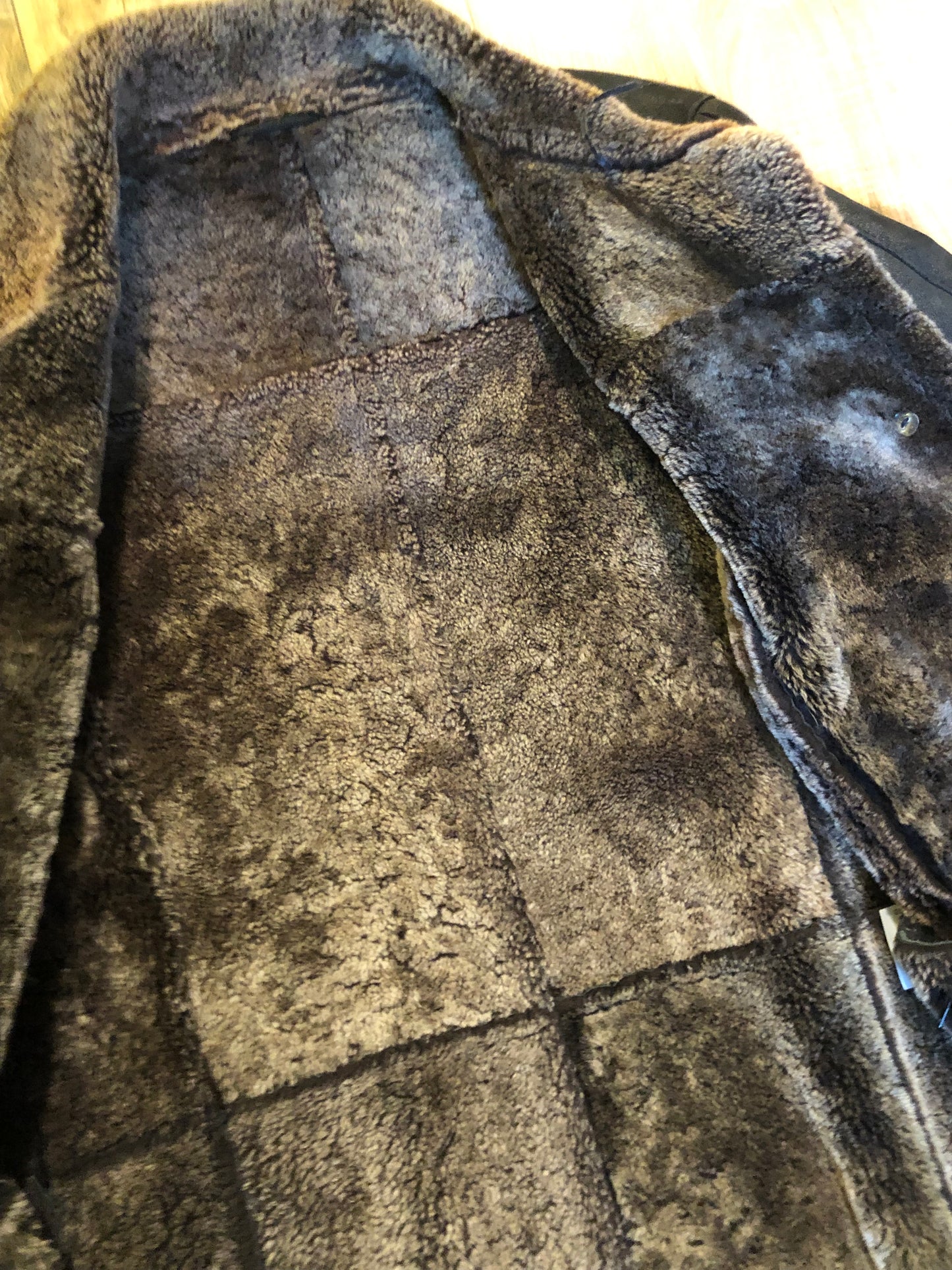 Kingspier Vintage - Hide Society black shearling coat with button closures and pockets.
Made in Canada
Size 8.