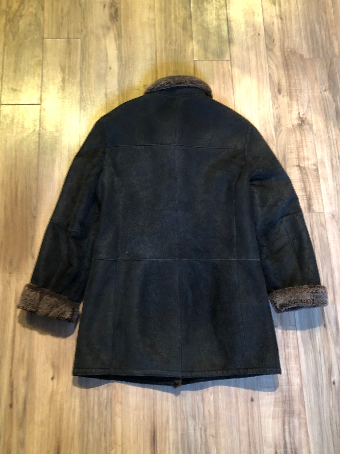 Kingspier Vintage - Hide Society black shearling coat with button closures and pockets.
Made in Canada
Size 8.