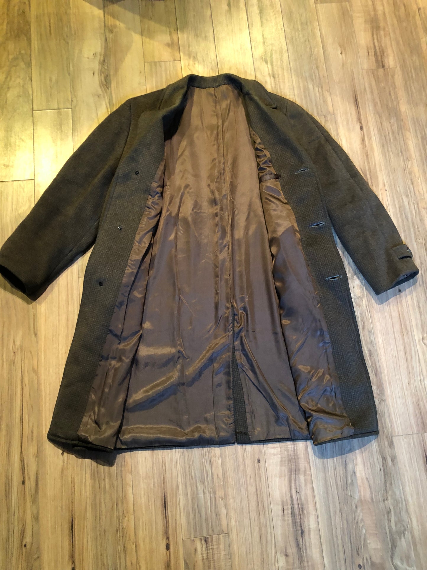 Kingspier Vintage - Vintage grey wool overcoat with button closures, two front pockets and a satin lining.
There are no labels inside this coat.