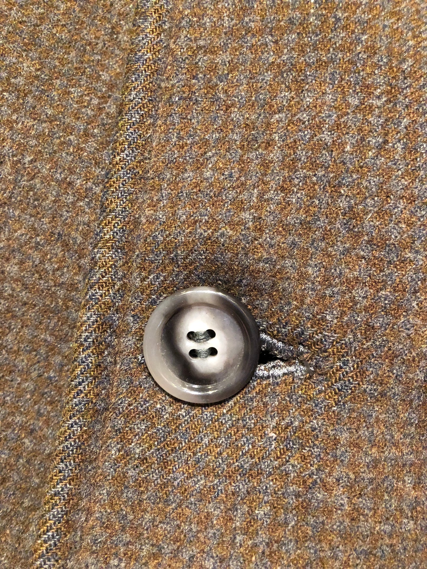 Kingspier Vintage - Vintage grey wool overcoat with button closures, two front pockets and a satin lining.
There are no labels inside this coat.
