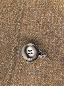Kingspier Vintage - Vintage grey wool overcoat with button closures, two front pockets and a satin lining.

There are no labels inside this coat.