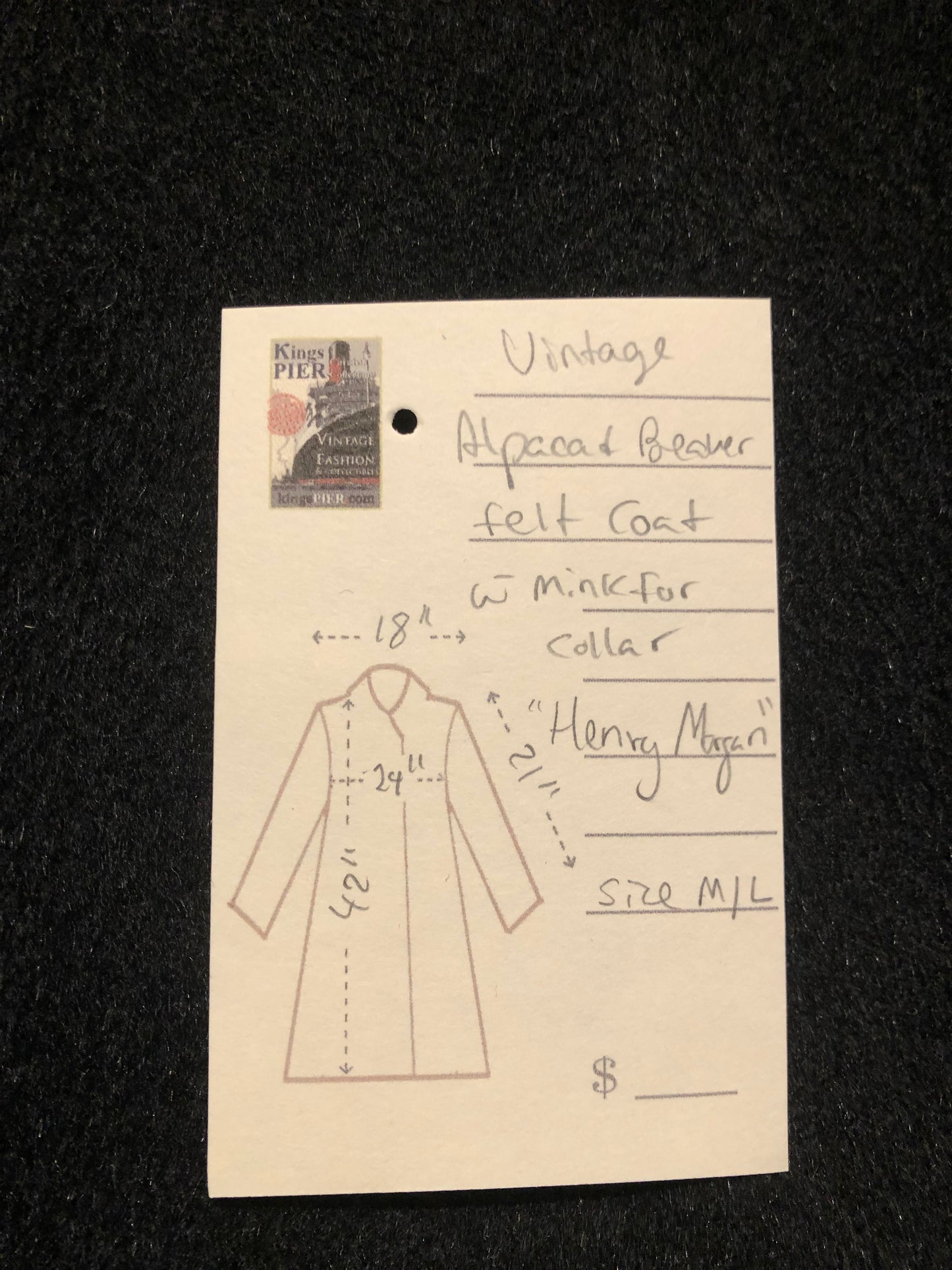 Kingspier Vintage - Vintage alpaca and beaver felt black coat featuring a mink fur collar, button closures, two front pockets and satin lining.
Size medium/ large.