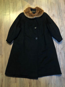 Kingspier Vintage - Vintage alpaca and beaver felt black coat featuring a mink fur collar, button closures, two front pockets and satin lining.


Size medium/ large.