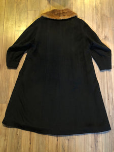 Kingspier Vintage - Vintage alpaca and beaver felt black coat featuring a mink fur collar, button closures, two front pockets and satin lining.


Size medium/ large.