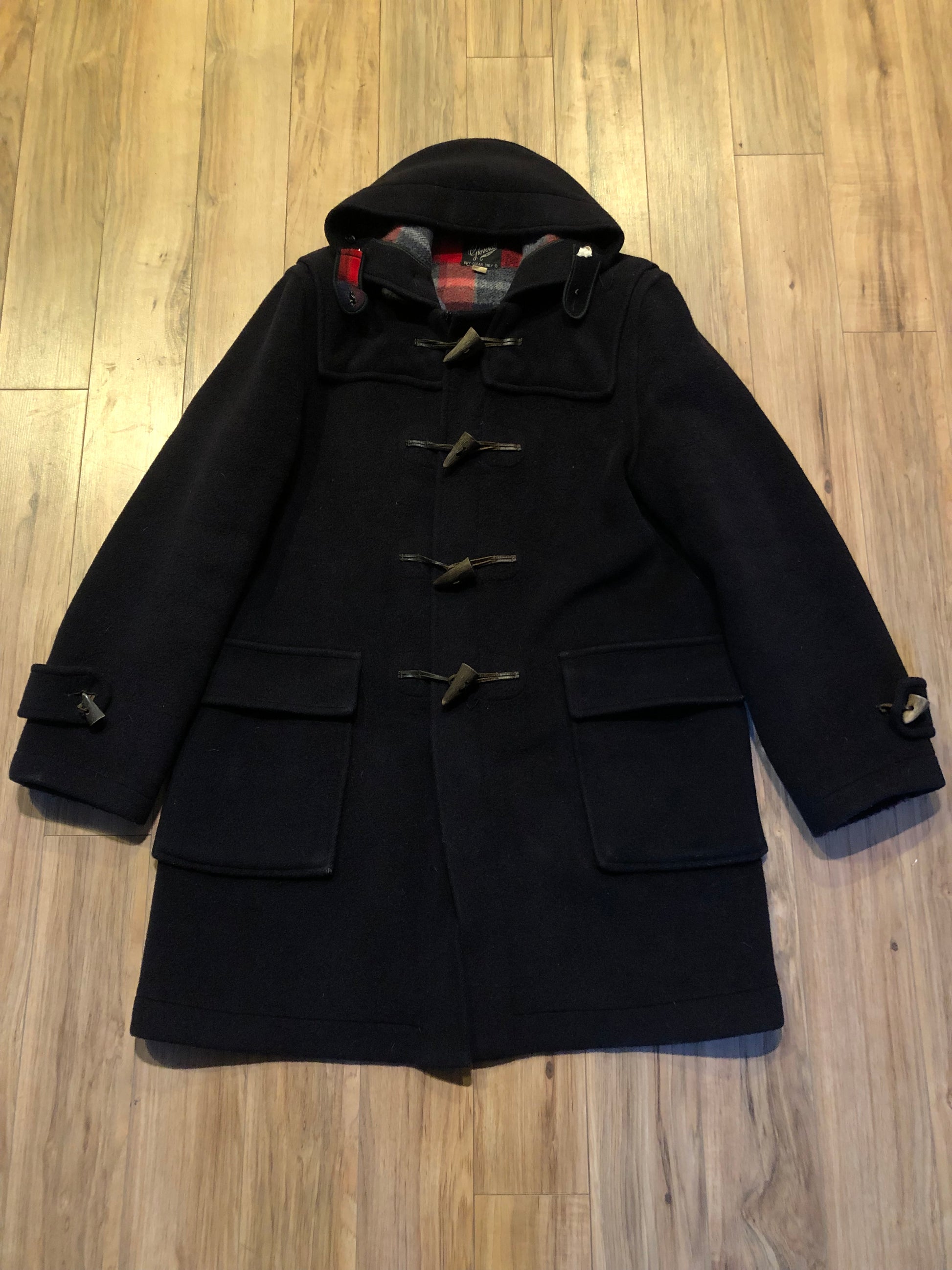 Kingspier Vintage - Vintage Gloverall wool blend duffle coat in navy with zipper and bone toggle closures, flap pockets and a red plaid lining.
Made in England.
Size 42.
Shoulder to shoulder - 20”
Shoulder to wrist - 26”
Armpit to armpit - 24”
Front length - 37”
*All items have been laid flat to measure.
This coat is in great vintage condition with some wear in the cuffs and hem.