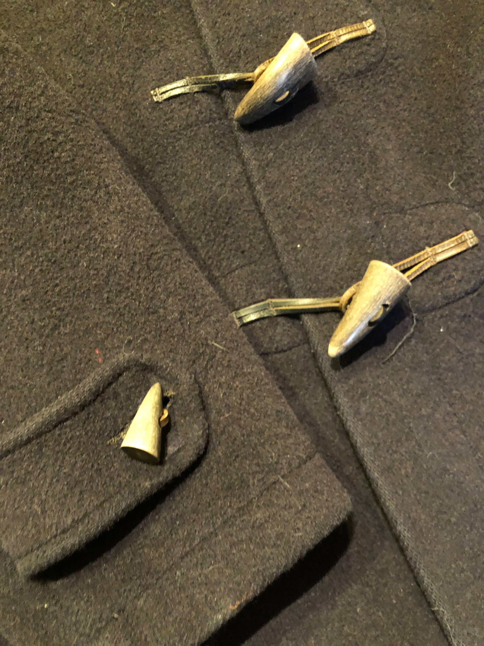 Kingspier Vintage - Vintage Gloverall wool blend duffle coat in navy with zipper and bone toggle closures, flap pockets and a red plaid lining.
Made in England.
Size 42.
Shoulder to shoulder - 20”
Shoulder to wrist - 26”
Armpit to armpit - 24”
Front length - 37”
*All items have been laid flat to measure.
This coat is in great vintage condition with some wear in the cuffs and hem.