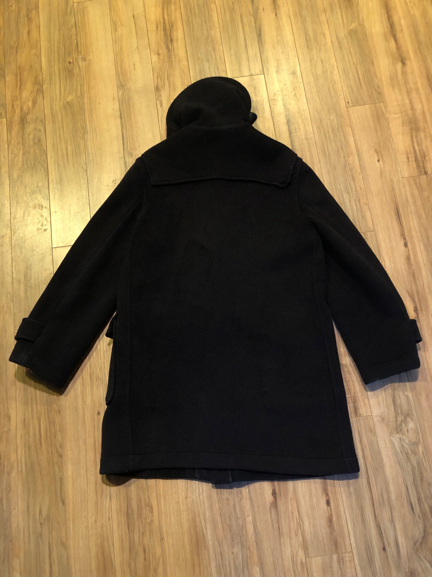 Kingspier Vintage - Vintage Gloverall wool blend duffle coat in navy with zipper and bone toggle closures, flap pockets and a red plaid lining.
Made in England.
Size 42.
Shoulder to shoulder - 20”
Shoulder to wrist - 26”
Armpit to armpit - 24”
Front length - 37”
*All items have been laid flat to measure.
This coat is in great vintage condition with some wear in the cuffs and hem.