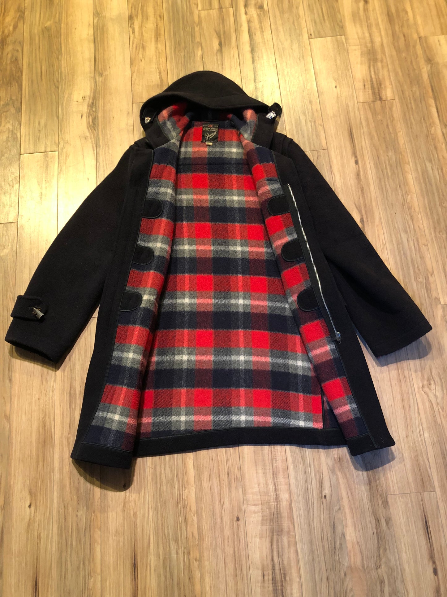 Kingspier Vintage - Vintage Gloverall wool blend duffle coat in navy with zipper and bone toggle closures, flap pockets and a red plaid lining.
Made in England.
Size 42.
Shoulder to shoulder - 20”
Shoulder to wrist - 26”
Armpit to armpit - 24”
Front length - 37”
*All items have been laid flat to measure.
This coat is in great vintage condition with some wear in the cuffs and hem.