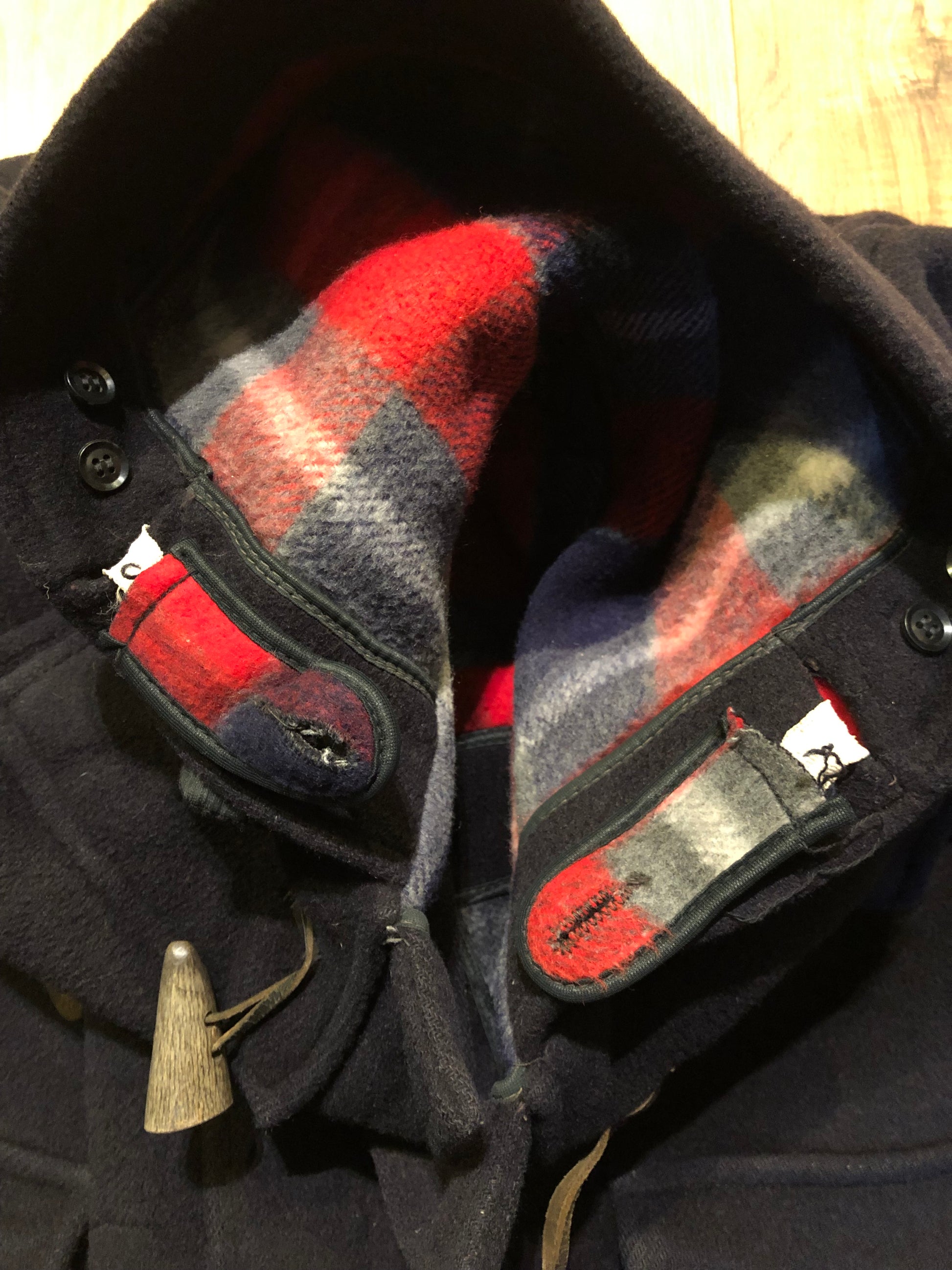 Kingspier Vintage - Vintage Gloverall wool blend duffle coat in navy with zipper and bone toggle closures, flap pockets and a red plaid lining.
Made in England.
Size 42.
Shoulder to shoulder - 20”
Shoulder to wrist - 26”
Armpit to armpit - 24”
Front length - 37”
*All items have been laid flat to measure.
This coat is in great vintage condition with some wear in the cuffs and hem.