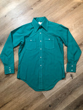 Load image into Gallery viewer, Kingspier Vintage - Green Western button up shirt with contrast white stitching and box pleat in back. Cotton blend. Mens size small.
