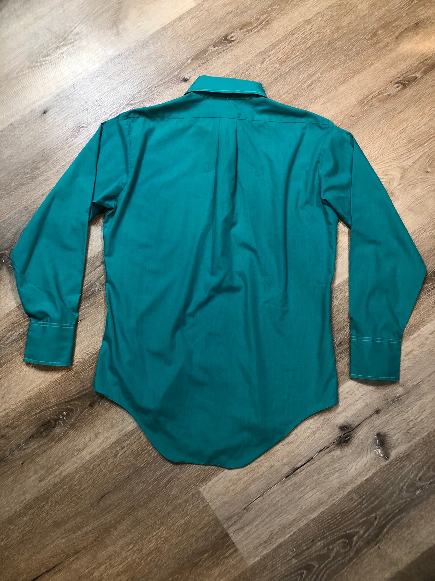 Kingspier Vintage - Green Western button up shirt with contrast white stitching and box pleat in back. Cotton blend. Mens size small.