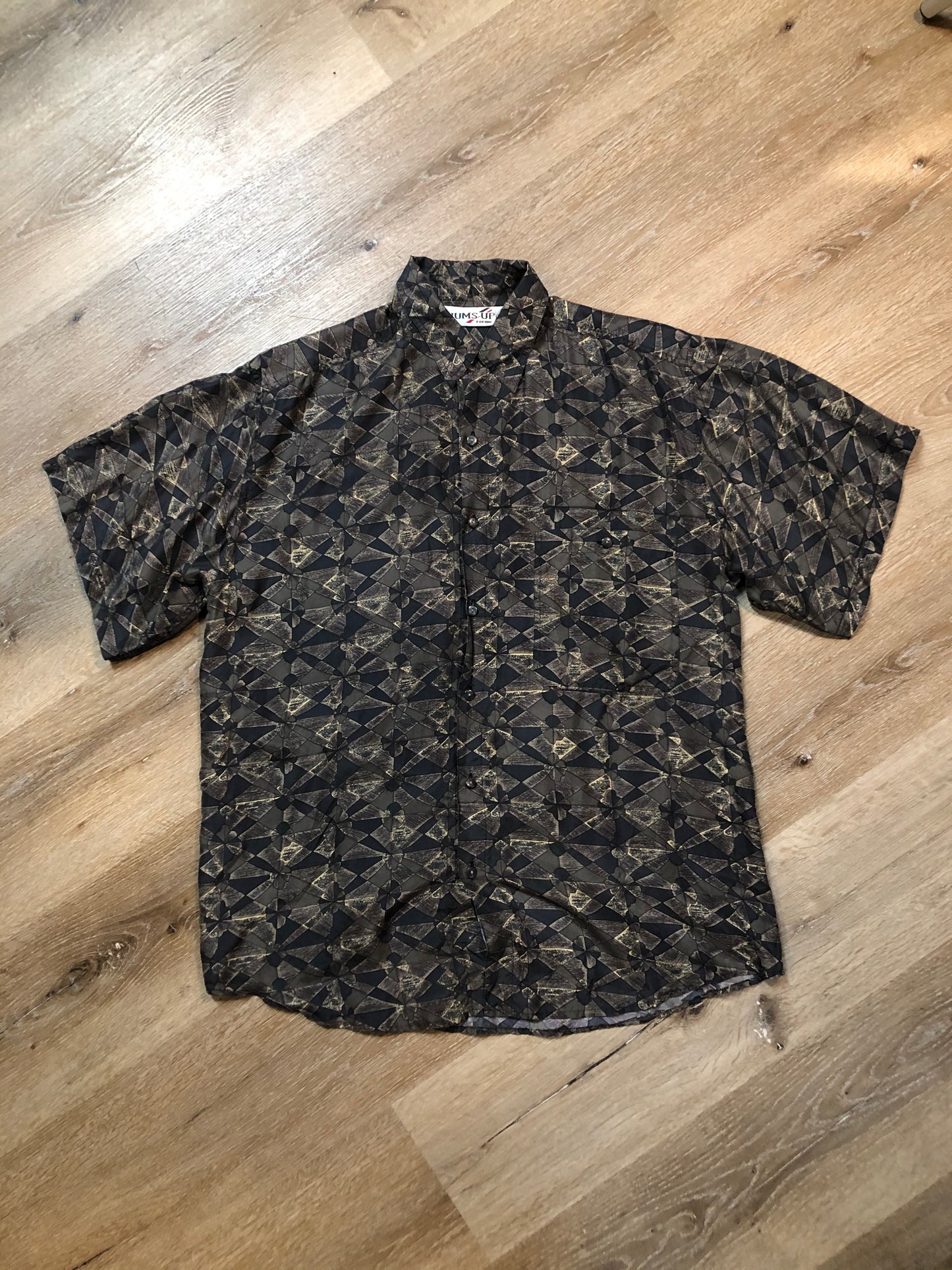 Kingspier Vintage - Thumbs Up brown and black silk short-sleeve button up shirt with box pleat in the back. Mens size small.