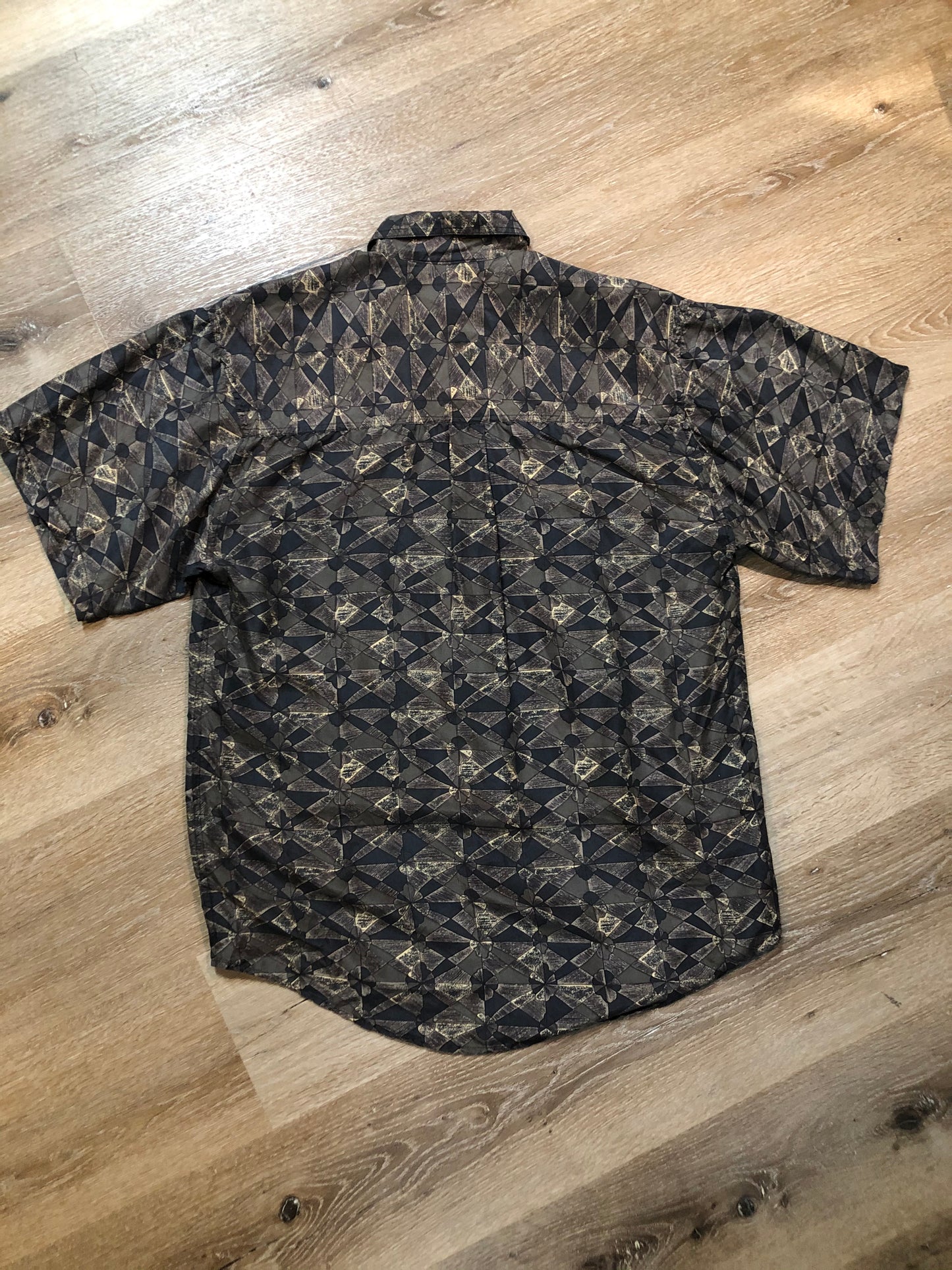Kingspier Vintage - Thumbs Up brown and black silk short-sleeve button up shirt with box pleat in the back. Mens size small.