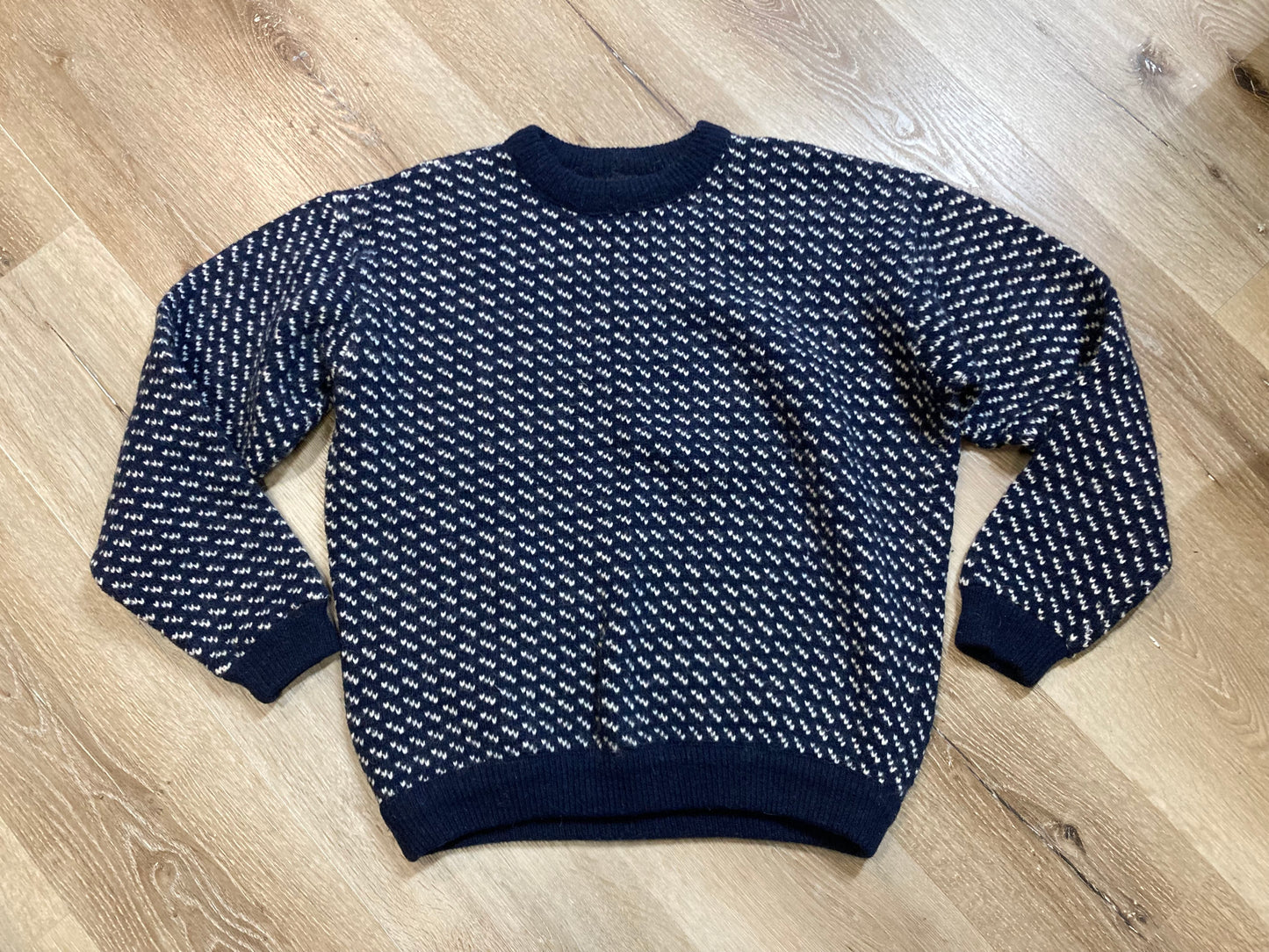 Kingspier Vintage - Vintage L.L.Bean Heritage crewneck Sweater in Navy blue and White. Inspired by the traditional sweaters of Norway.
Made in Norway.
Size large.