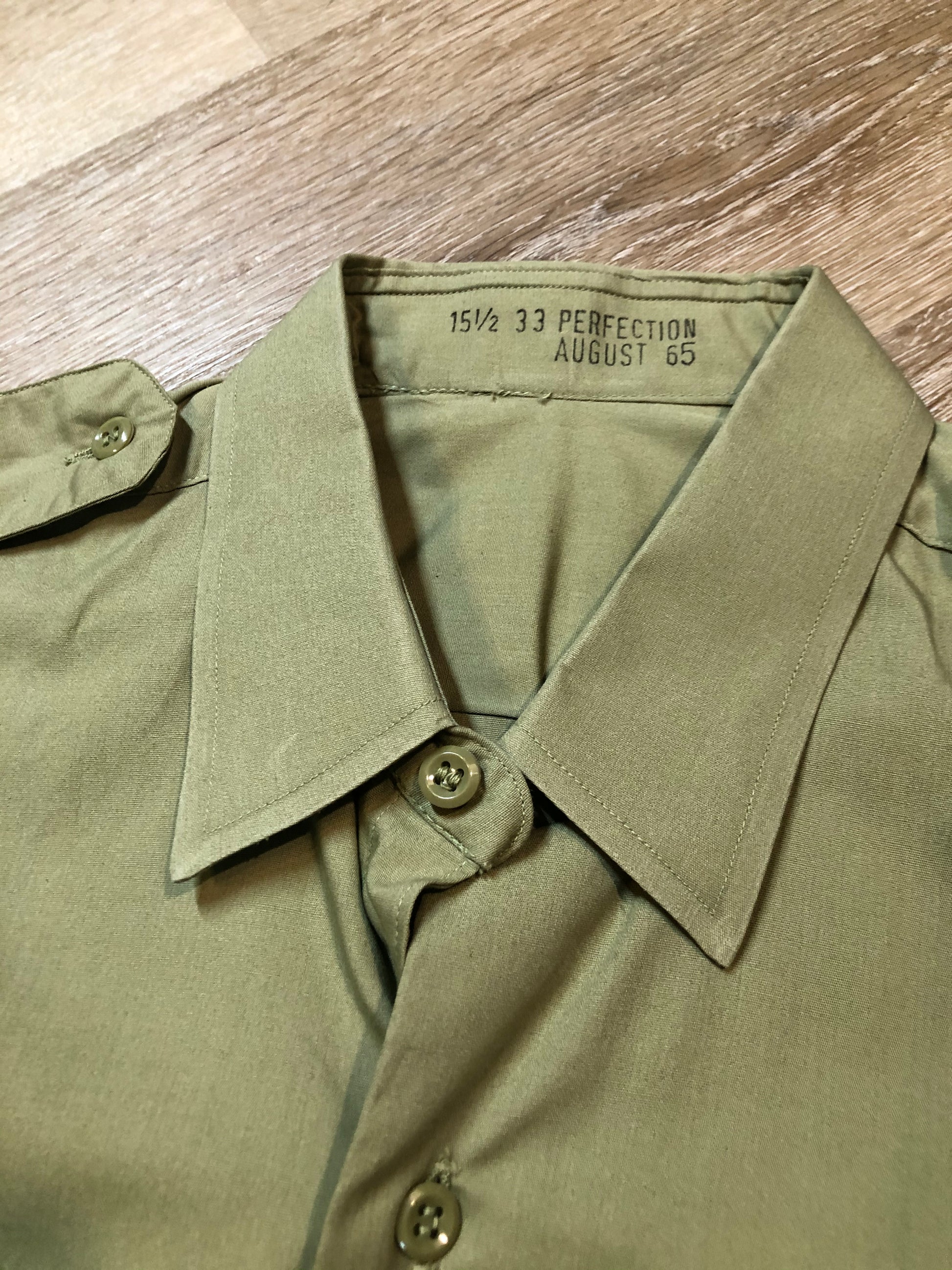 Kingspier Vintage - Vintage 1965 Military issue, beige button up shirt. Mens size medium.