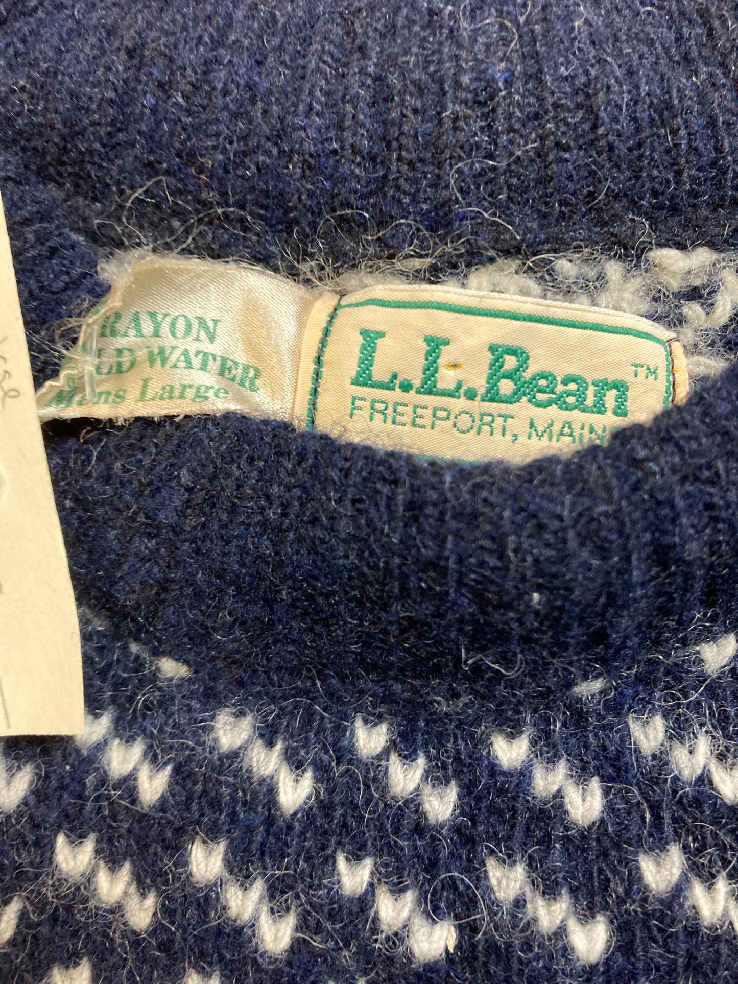 Kingspier Vintage - Vintage L.L.Bean Heritage crewneck Sweater in Navy blue and White. Inspired by the traditional sweaters of Norway.
Made in Norway.
Size large.
