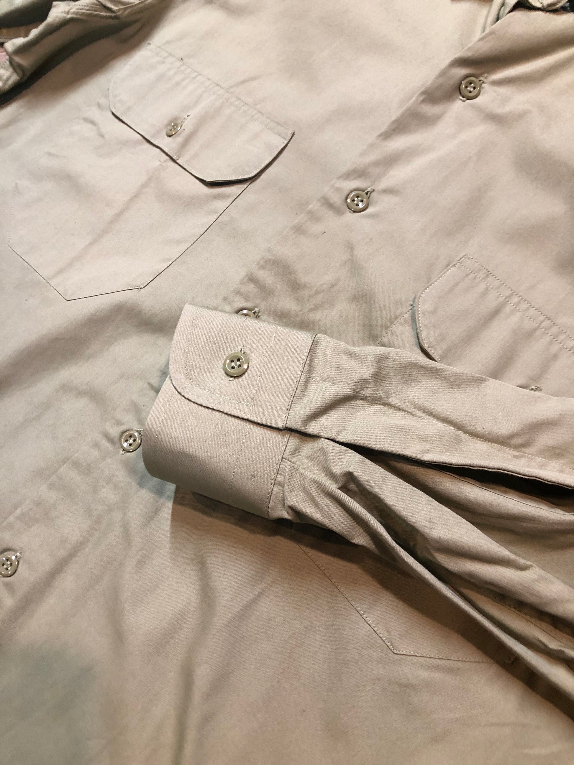 Kingspier Vintage - Vintage 1965 Military issue, beige button up shirt. Mens size medium.