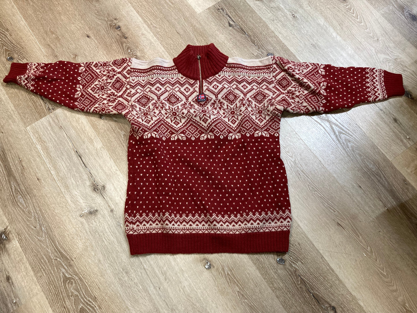 Kingspier Vintage - Vintage Devold Original 100% wool quarter zip sweater in red Norwegian design.
Made in Norway.
Size small.