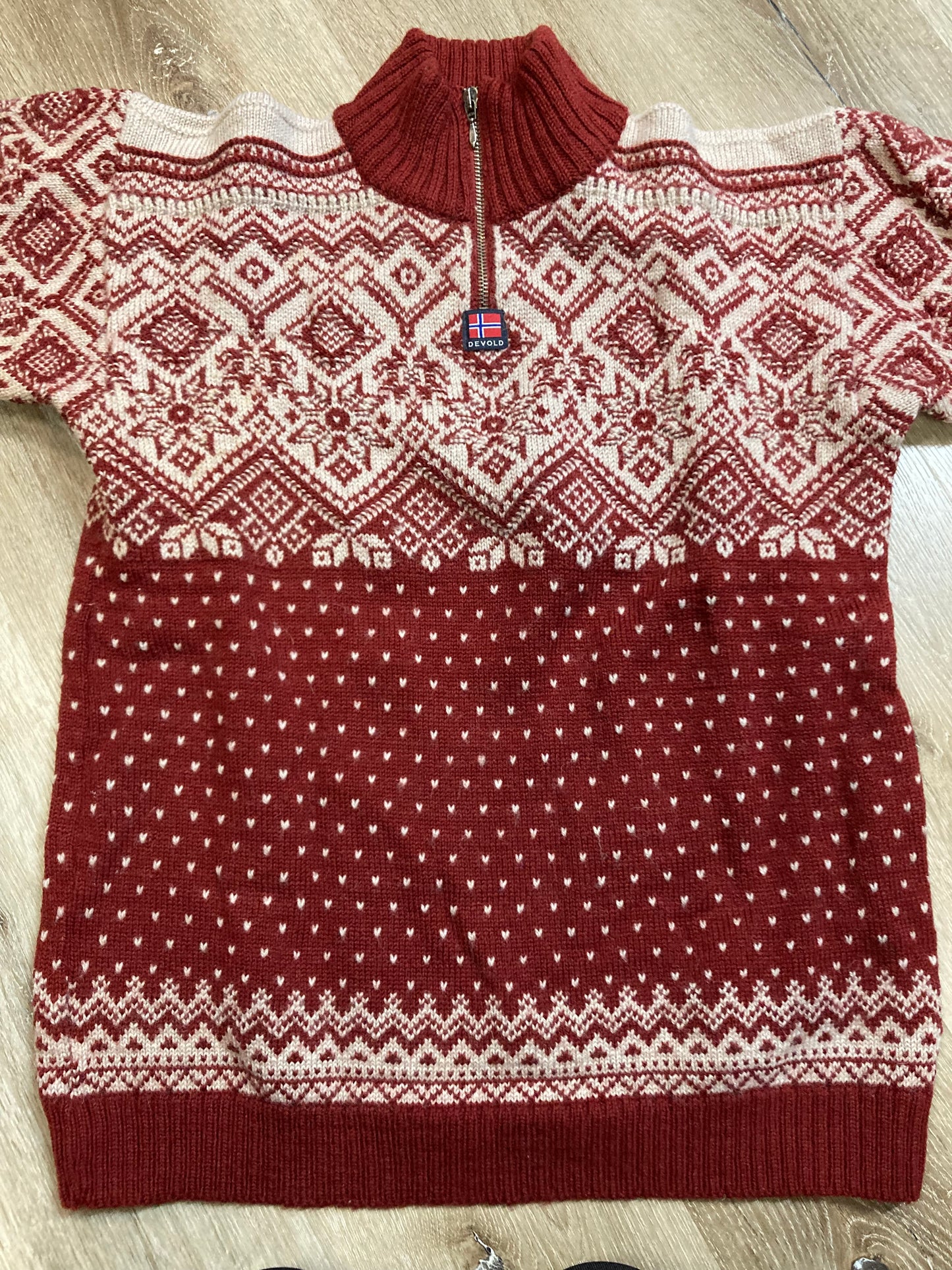 Kingspier Vintage - Vintage Devold Original 100% wool quarter zip sweater in red Norwegian design.
Made in Norway.
Size small.