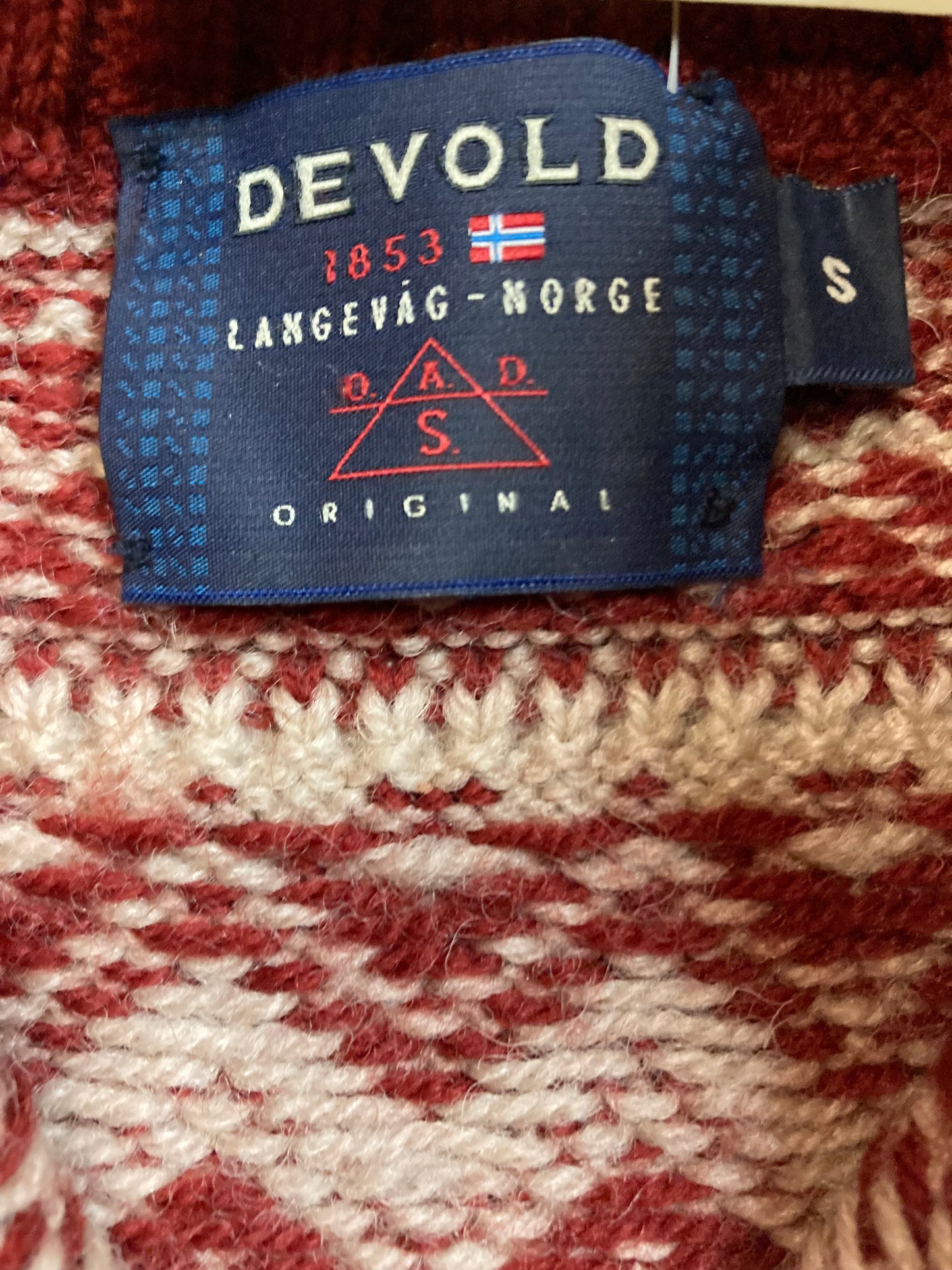 Kingspier Vintage - Vintage Devold Original 100% wool quarter zip sweater in red Norwegian design.
Made in Norway.
Size small.