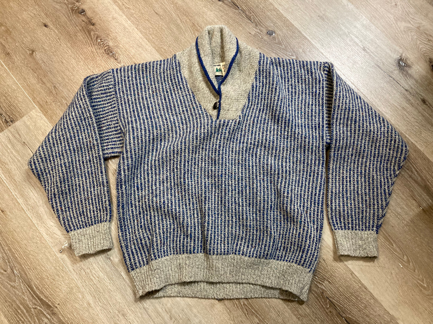 Kingspier Vintage - Vintage R.E.I. “Quality Outdoor Gear and Clothing” 100%wool pullover with shawl collar.
Made in USA.
Size medium.