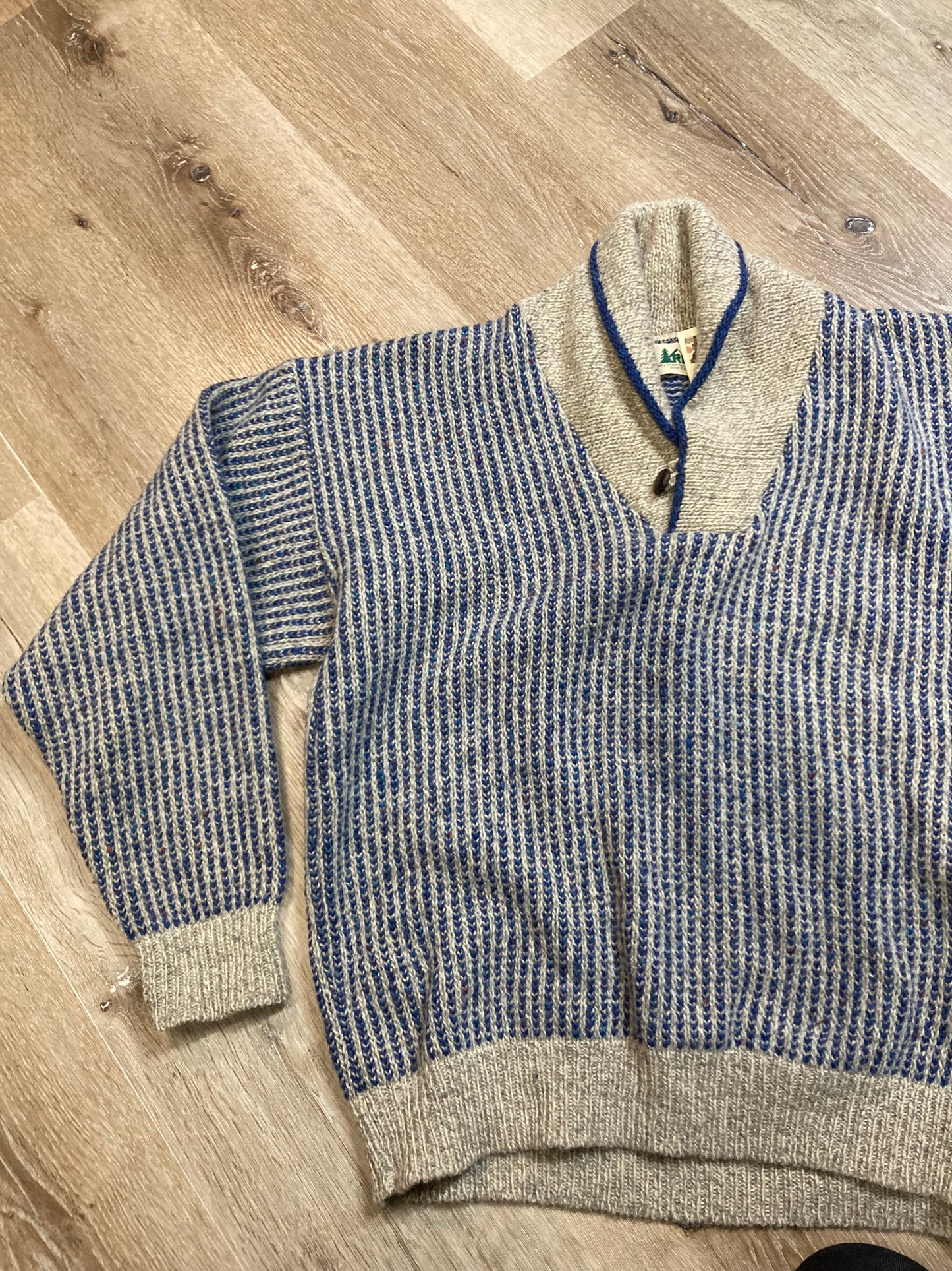 Kingspier Vintage - Vintage R.E.I. “Quality Outdoor Gear and Clothing” 100%wool pullover with shawl collar.
Made in USA.
Size medium.