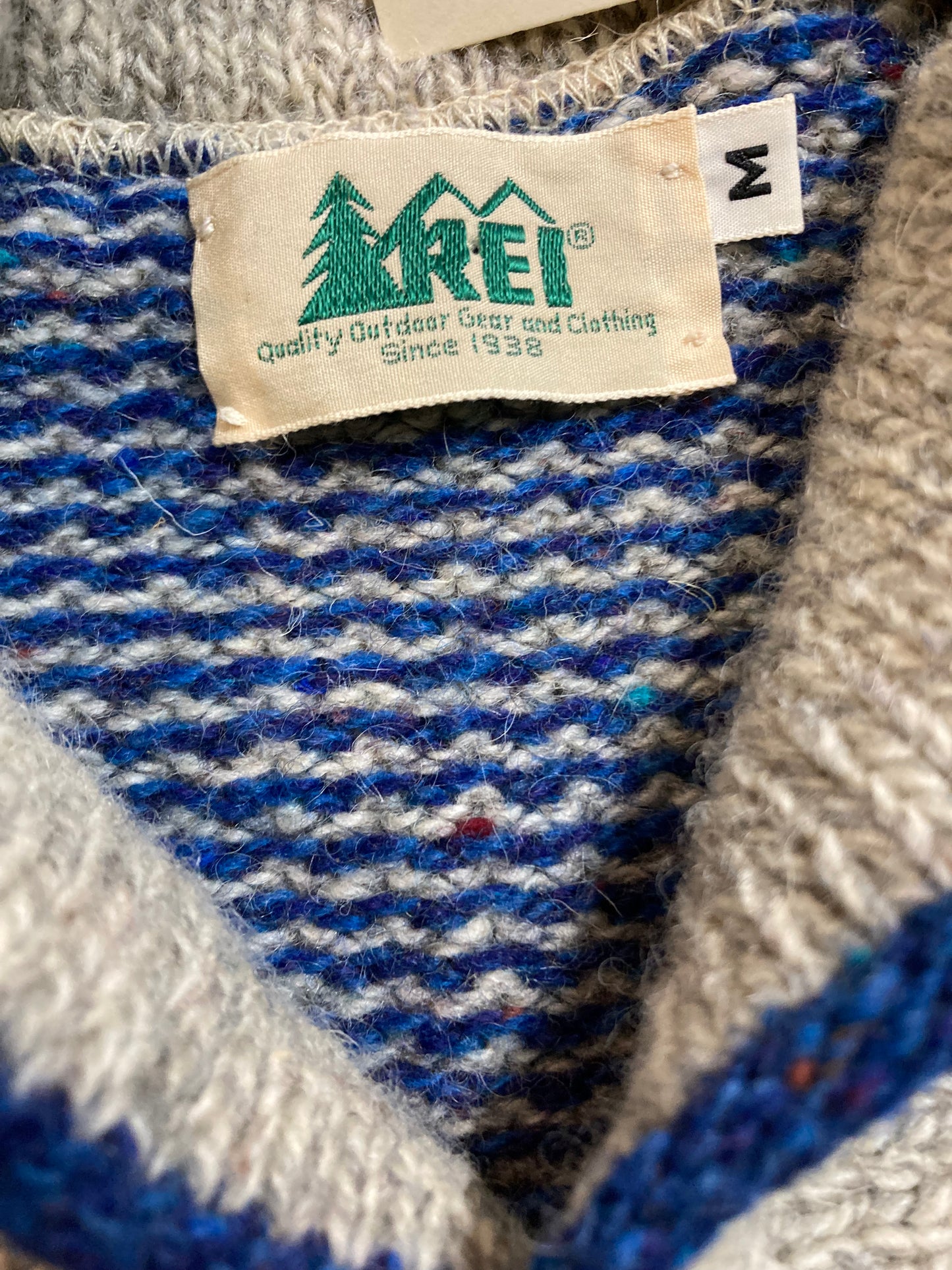 Kingspier Vintage - Vintage R.E.I. “Quality Outdoor Gear and Clothing” 100%wool pullover with shawl collar.
Made in USA.
Size medium.