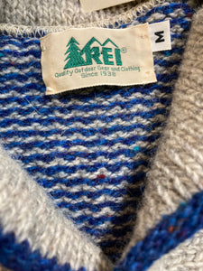 Kingspier Vintage - Vintage R.E.I. “Quality Outdoor Gear and Clothing” 100%wool pullover with shawl collar.

Made in USA.
Size medium.